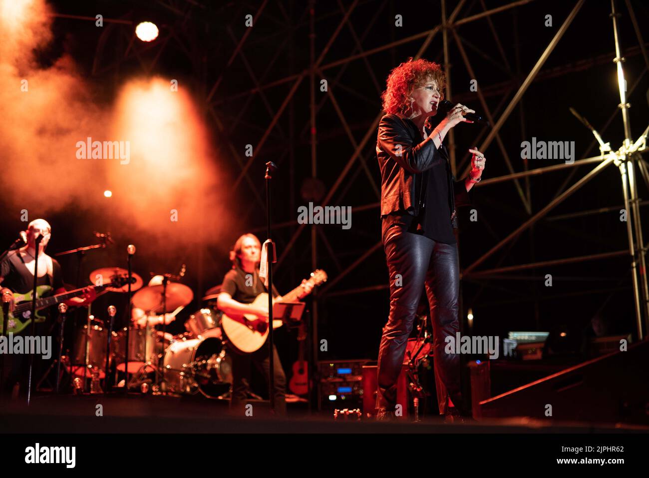 Porto di Maiori, Maiori (SA), Italia, 17 agosto 2022, Fiorella Mannoia durante FIORELLA MANNOIA - LA VERSIONE DI FIORELLA TOUR ESTATE - Serge italiano Foto Stock