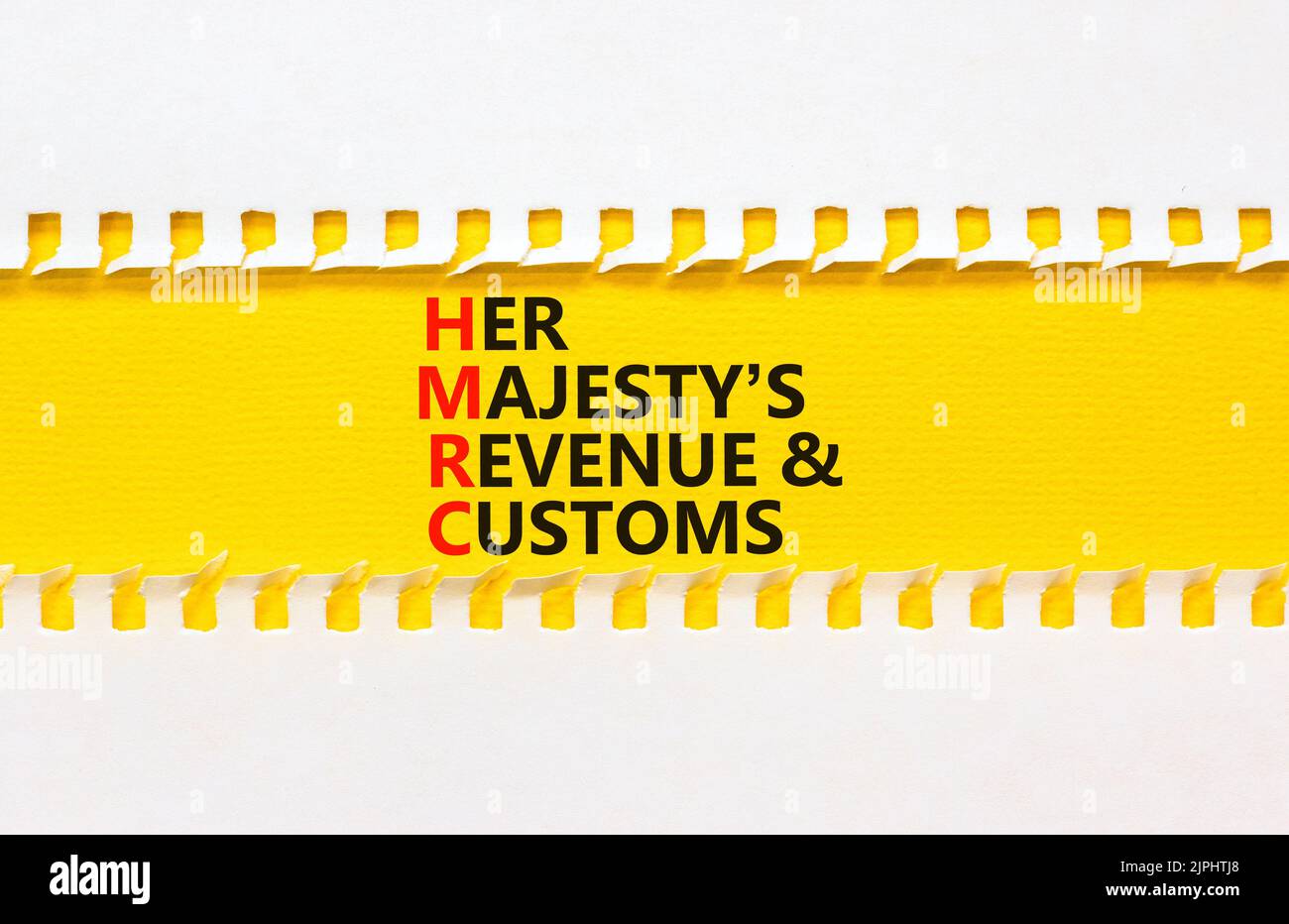 HMRC Her majestys entrate e simbolo doganale. Concetto di parole HMRC Her majestys entrate e costumi su sfondo bianco e giallo bello. Azienda H Foto Stock