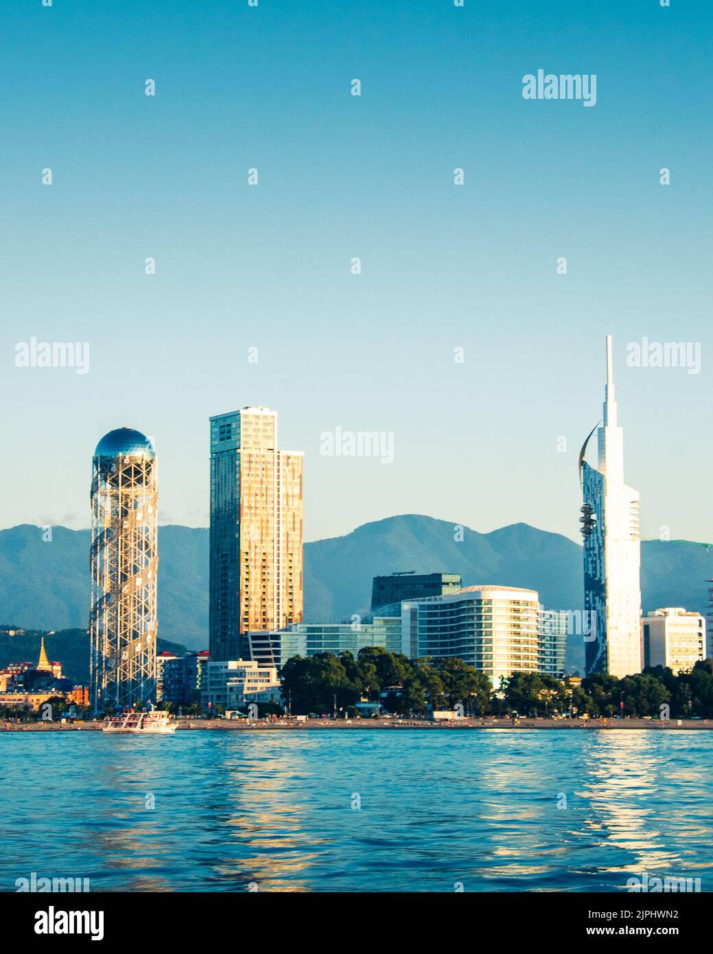 Vista panoramica della costa di Batumi e delle attrazioni turistiche con romantico tramonto sullo sfondo. Vacanze nel caucaso. Vegas georgiana. Foto Stock