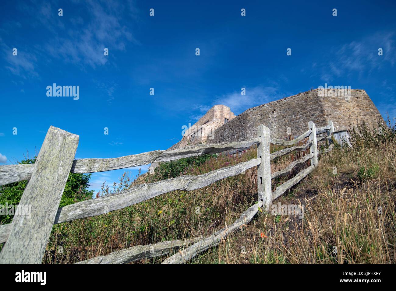Castello di Lindisfarne a Northumberland, Inghilterra, Regno Unito, visto dal basso Foto Stock