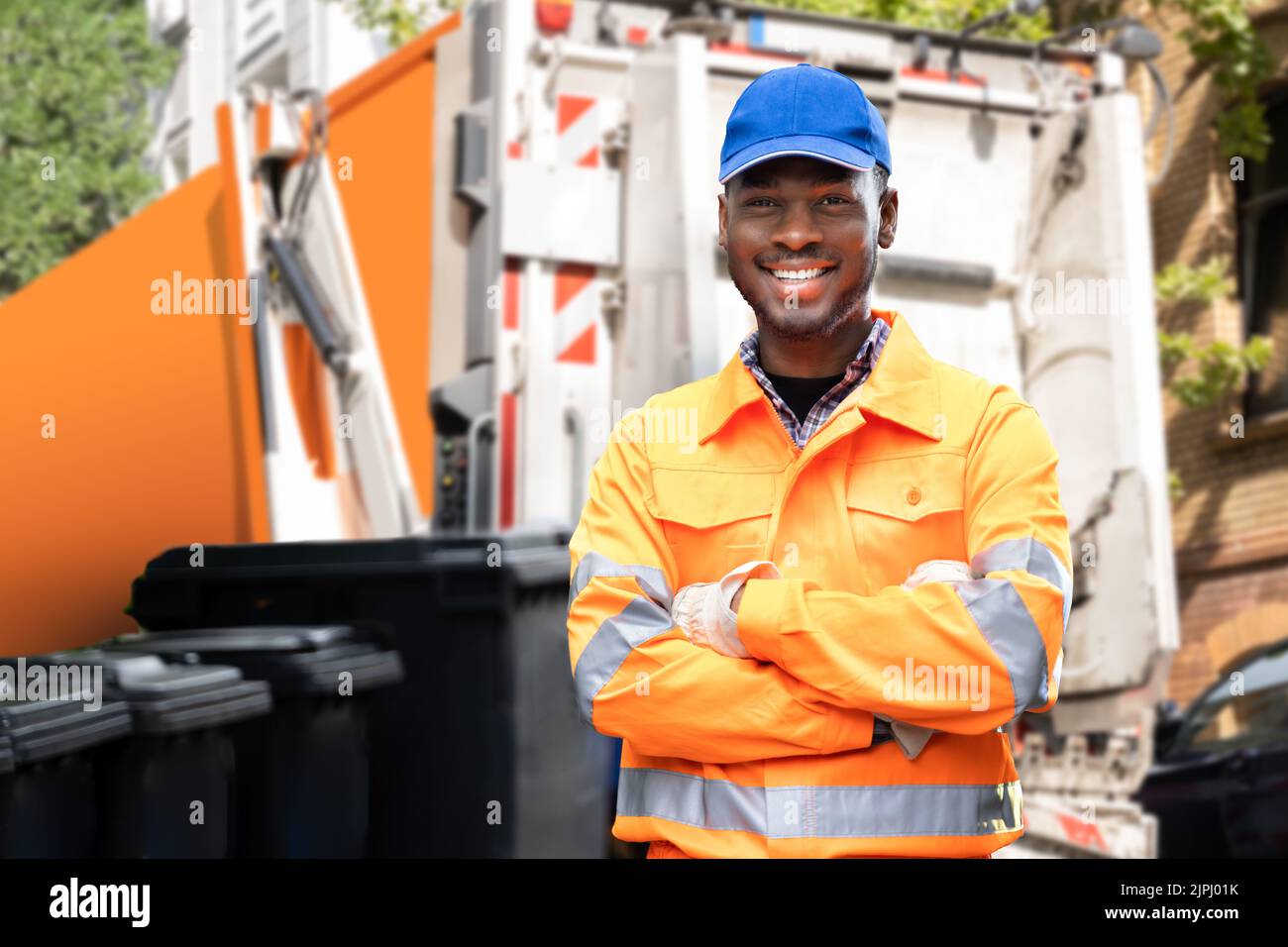 Garbage Removal Man fare Cestino e rifiuti Collection Foto Stock