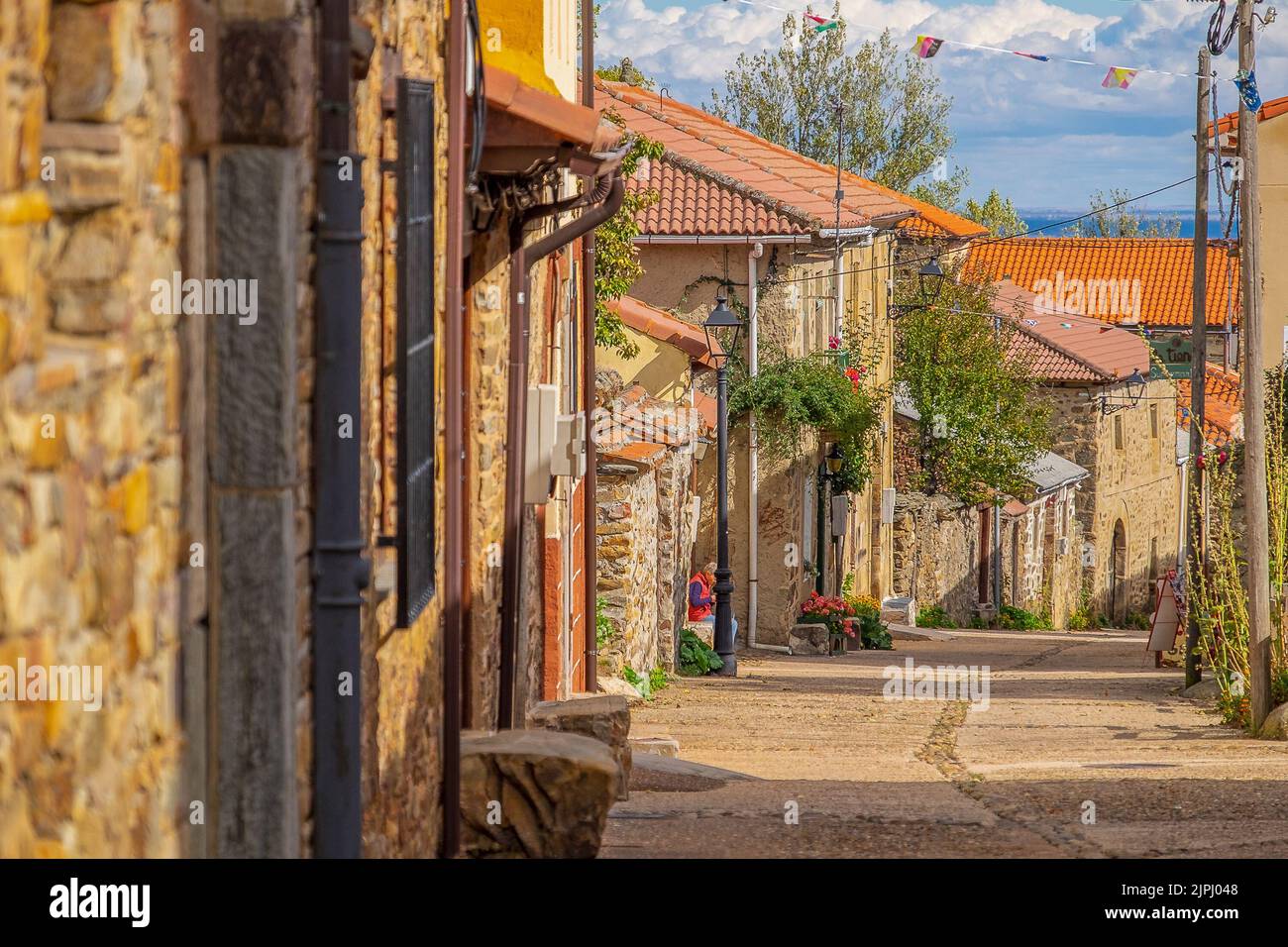 Una strada stretta con case simili a Rabanal del Camino, Kassilien-Leon, Spanien Foto Stock