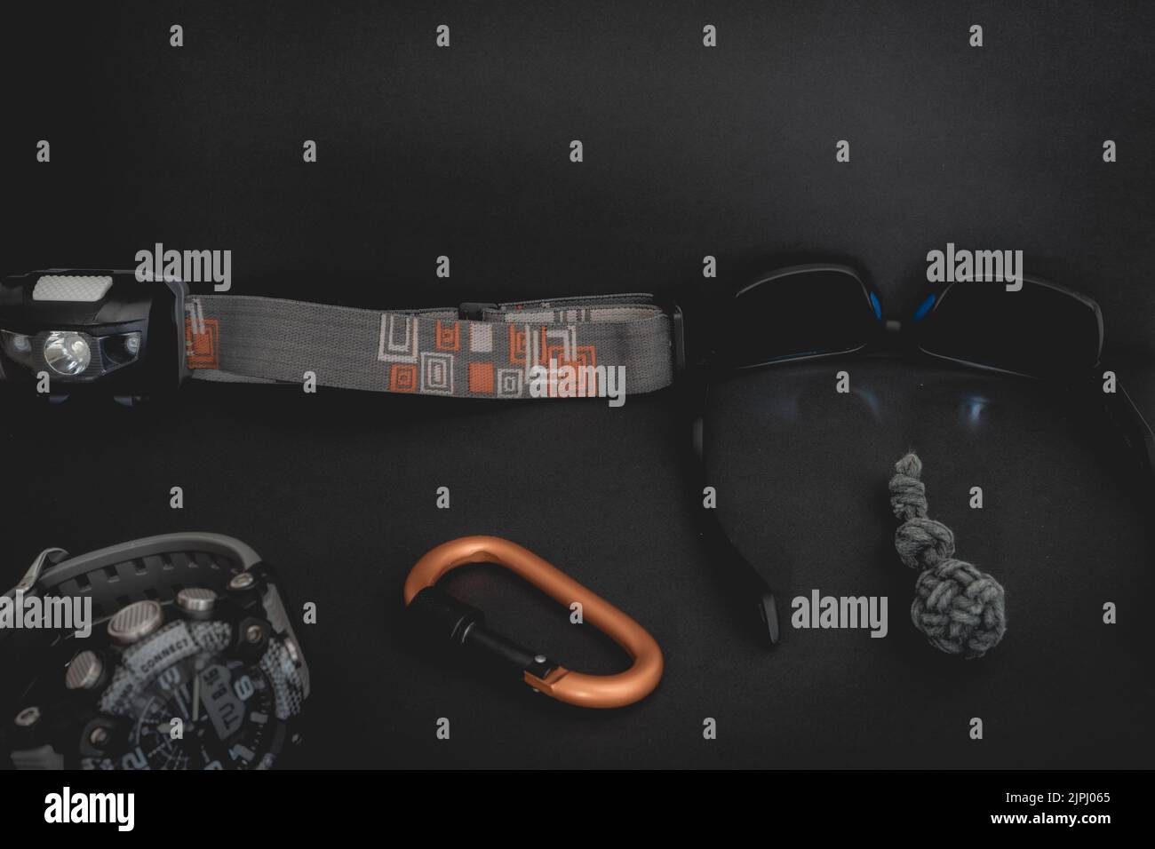 Piatto da un mazzo di attrezzature per esterni su uno sfondo scuro. Foto Stock