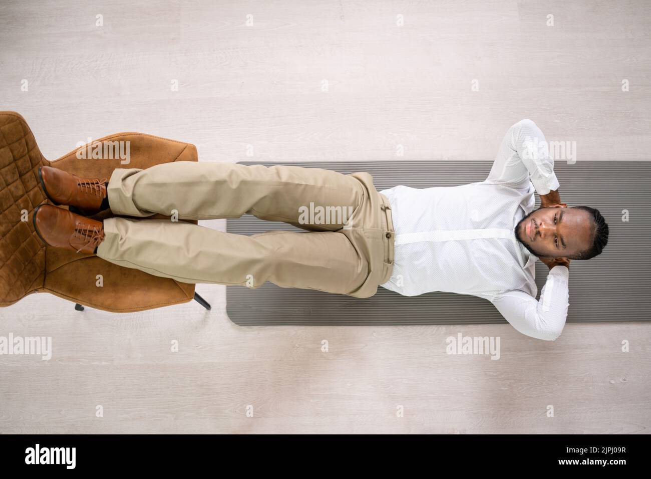 Addome muscolo crunches esercizio utilizzando sedia. Esercizio quotidiano Home ABS Foto Stock