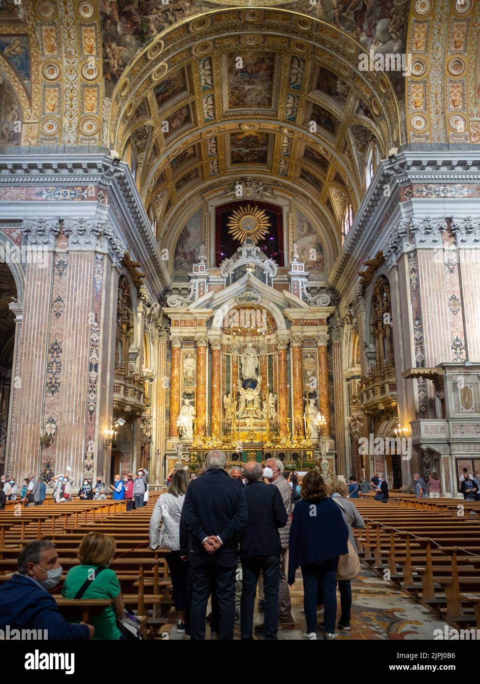 La chiesa di Gesú nuovo guarda verso l'altare maggiore Foto Stock