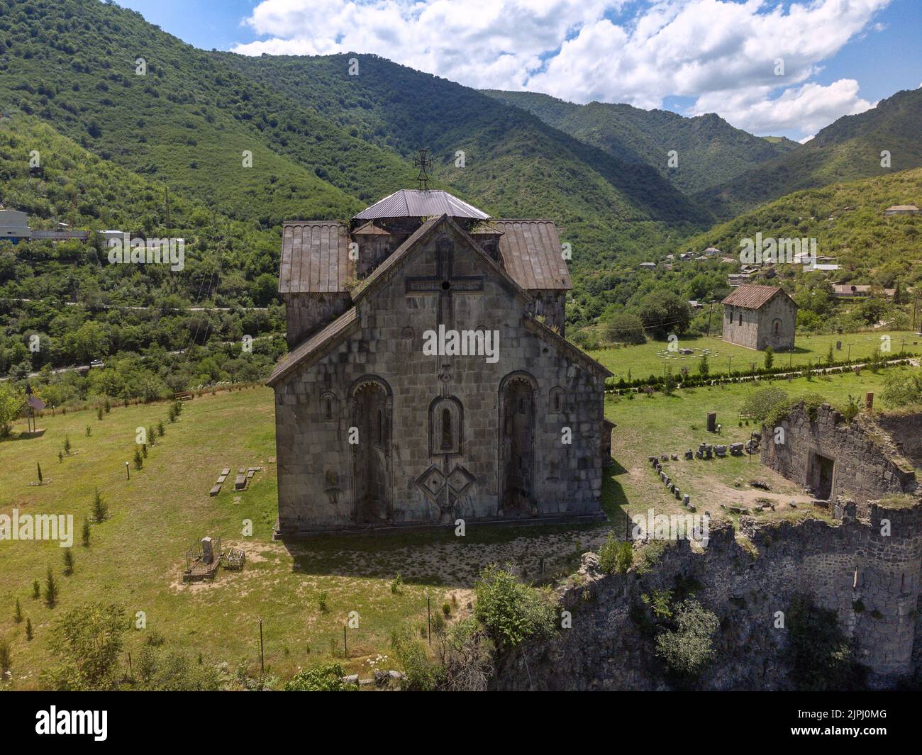 Antico monastero armeno di Akhtala nella parte settentrionale dell'Armenia. Vista aerea. Foto Stock