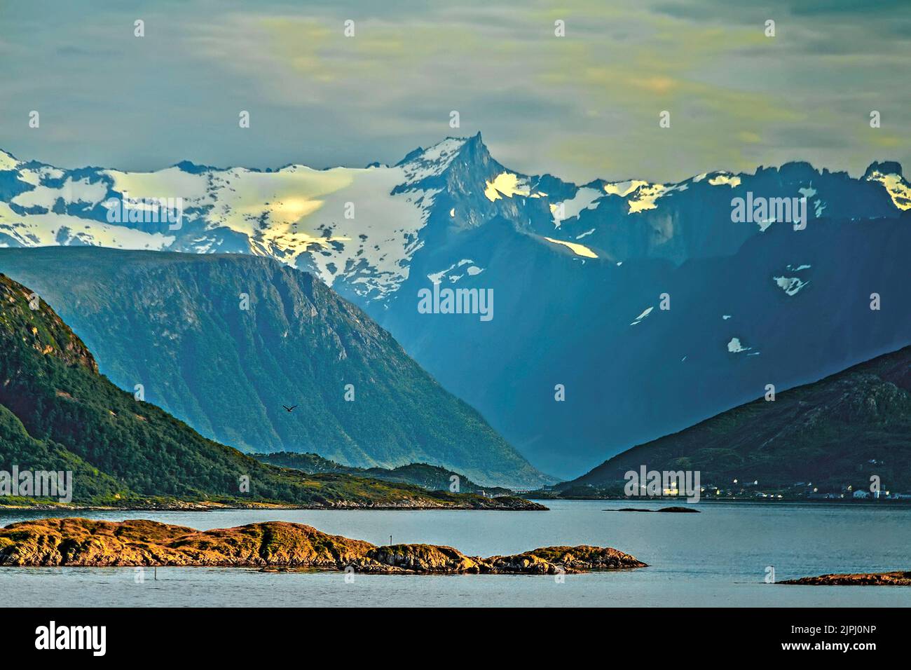 Montagne Vista da Sommaroy Isola, Tromso Norvegia Foto Stock