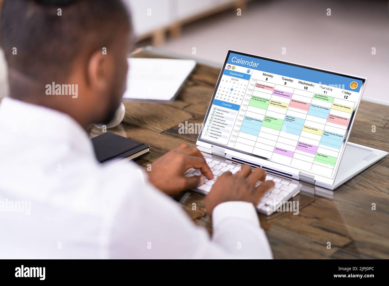 Pianificazione degli appuntamenti e calendario delle date su notebook ibrido Foto Stock