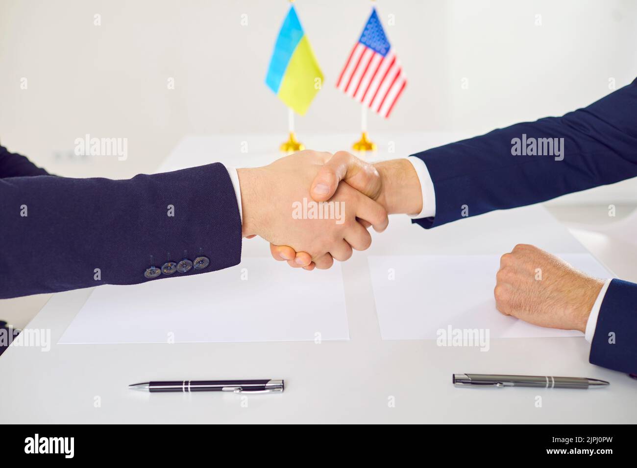 I diplomatici ucraini e statunitensi si stringono le mani dopo aver negoziato il sostegno americano durante la guerra con la Russia Foto Stock
