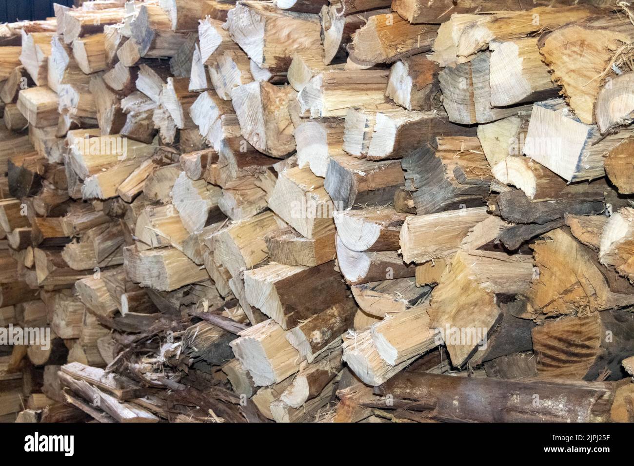 Deposito di legno per i periodi di inverno, alternativa di costi alti di energia per scaldare le case. Energia di legno per usare come combustibile. Costi elevati di elettricità e gas. Foto Stock