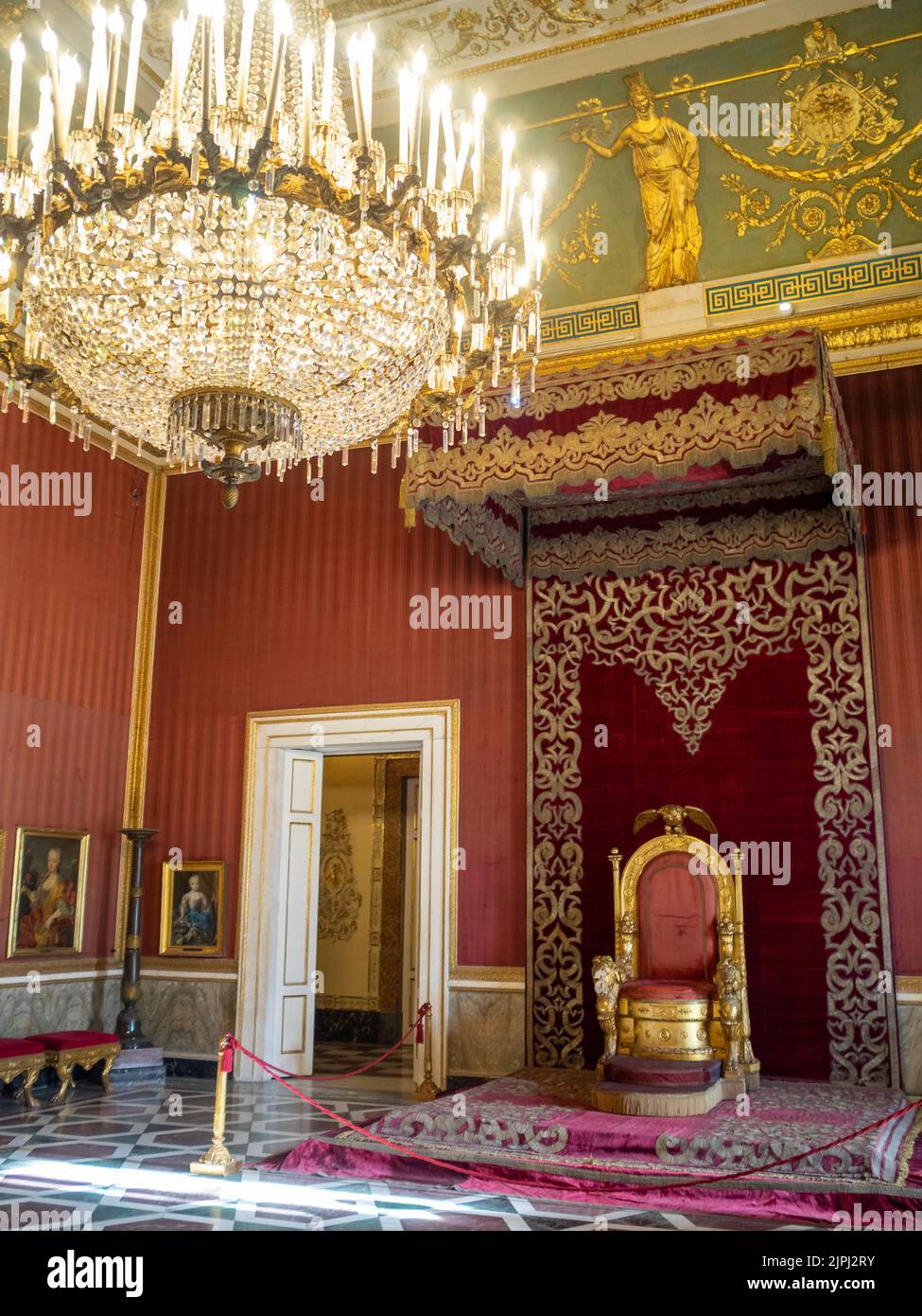 Palazzo reale di Napoli, sala dell'Ambasciatore con trono Foto Stock