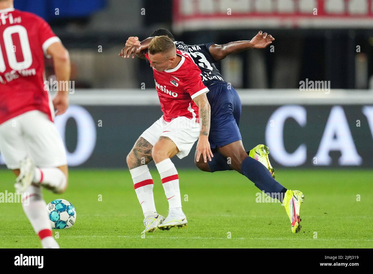 ALKMAAR - (lr) Judy Clasie di AZ, anziano Santana Conceicao o Gil Vicente FC durante la partita di play-off della UEFA Conference League tra AZ Alkmaar e Gil Vicente FC presso lo stadio AFAS il 18 agosto 2022 ad Alkmaar, Paesi Bassi. ANP ED DEL POL Foto Stock