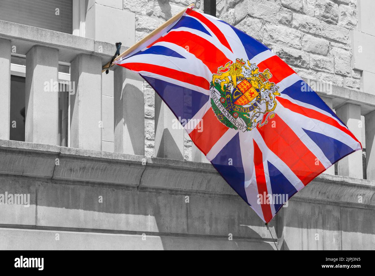 Dieu et mon droit Union Jack bandiera per le celebrazioni Queens Platinum Jubilee a Swanage, Dorset UK in una calda giornata di sole nel mese di giugno Foto Stock