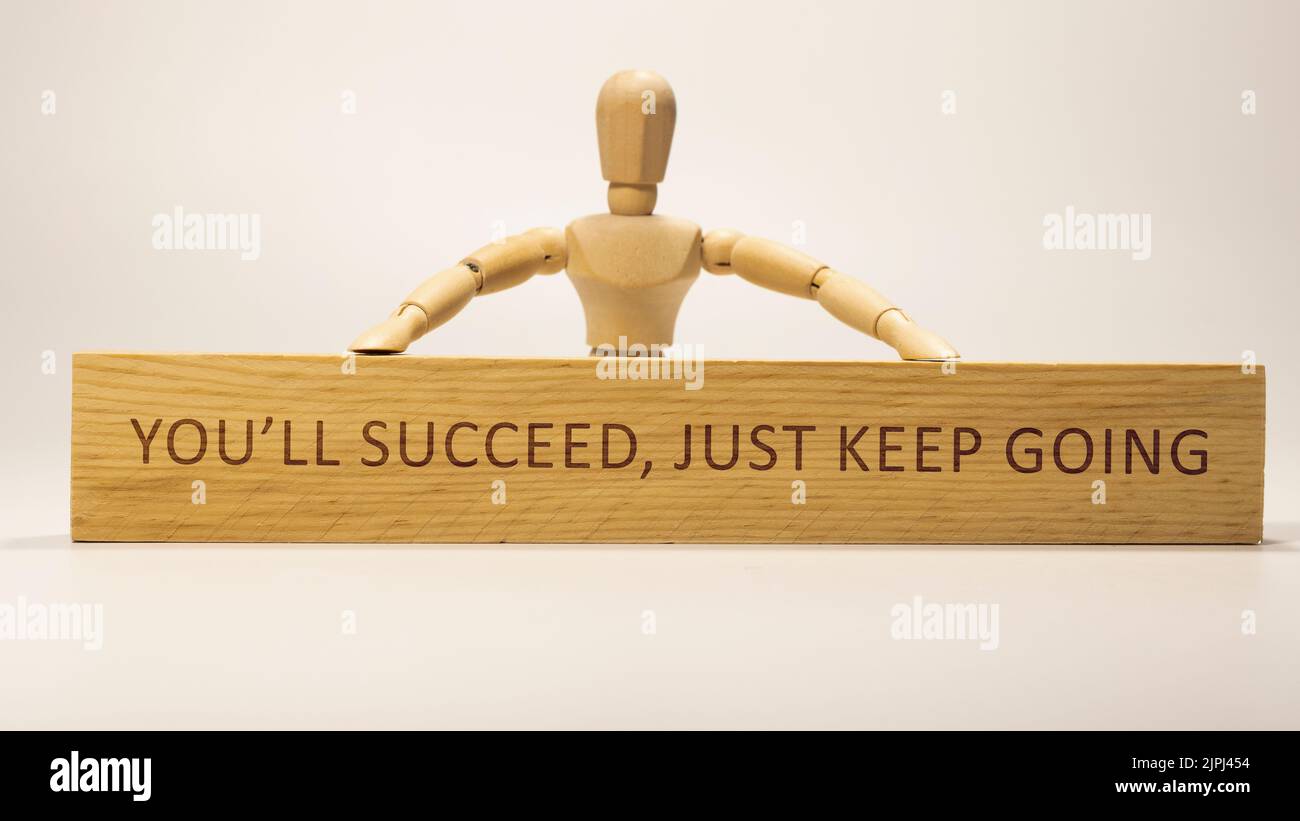 Riuscirete, continuate appena andare. Scritto sulla superficie di legno. Sviluppo personale ed educazione. Foto Stock