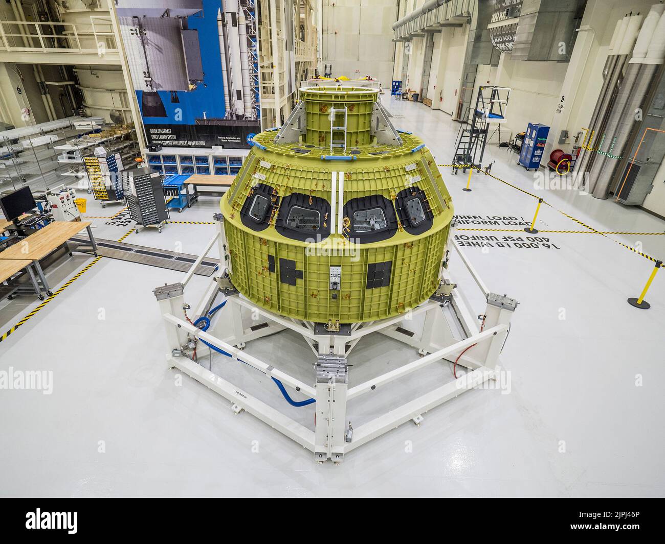 Kennedy Space Center, Florida, Stati Uniti. 2nd Feb, 2016. Il contenitore a pressione del modulo equipaggio Orion per Artemis i della NASA è fissato in una versione aggiornata di uno stativo di prova chiamato gabbia per uccelli. Credit: NASA/ZUMA Press Wire Service/ZUMAPRESS.com/Alamy Live News Foto Stock