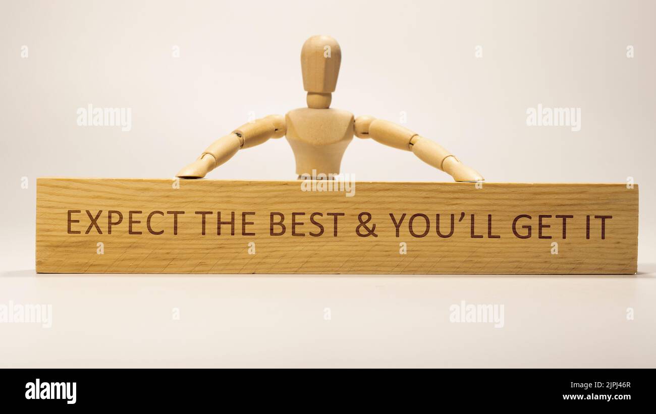 Aspettatevi il meglio che otterrete. Scritto su superficie di legno. Sviluppo personale ed educazione. Foto Stock