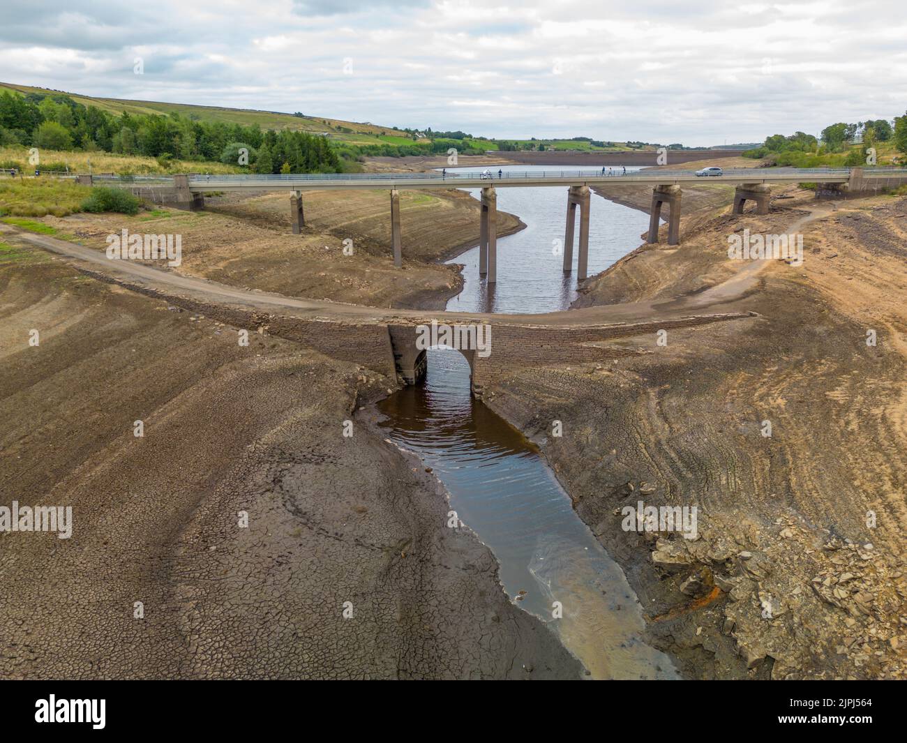 Un vecchio ponte viene rivelato durante il Baitings Reservoir durante una delle estati più calde del record UK 2022 Foto Stock
