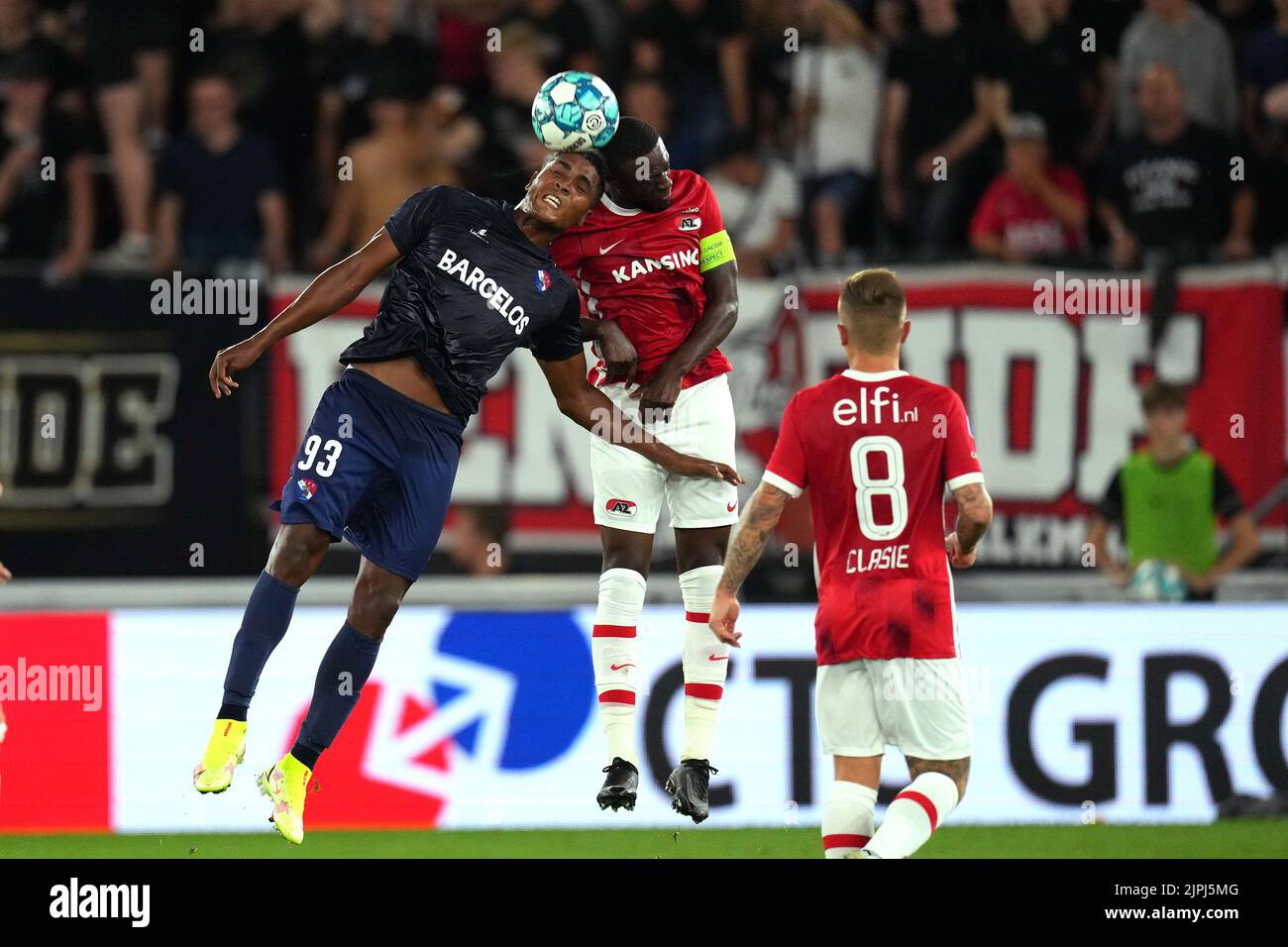 ALKMAAR - (lr) anziano Santana Conceicao di Gil Vicente FC, Bruno Martins Indi AZ durante la partita di play-off della UEFA Conference League tra AZ Alkmaar e Gil Vicente FC presso lo stadio AFAS il 18 agosto 2022 ad Alkmaar, Paesi Bassi. ANP ED DEL POL Foto Stock