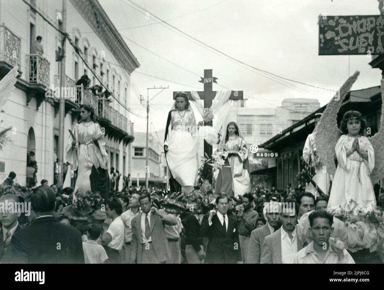 Immagine in bianco e nero che mostra una parata religiosa nel centro di San José nel 1974, Costa Rica, America Centrale Foto Stock