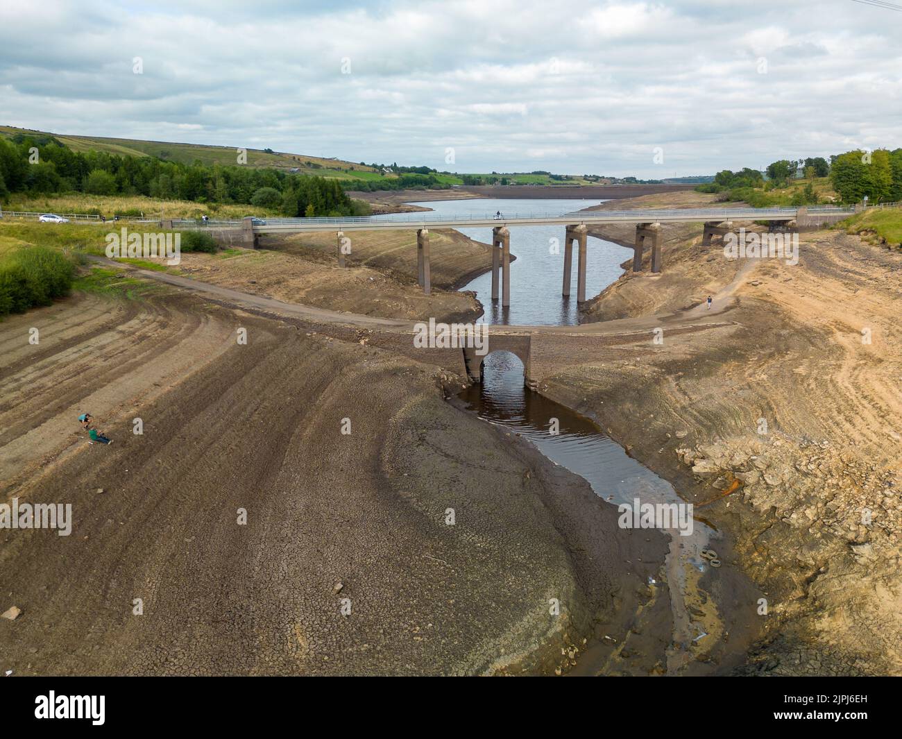 Un vecchio ponte viene rivelato durante il Baitings Reservoir durante una delle estati più calde del record UK 2022 Foto Stock