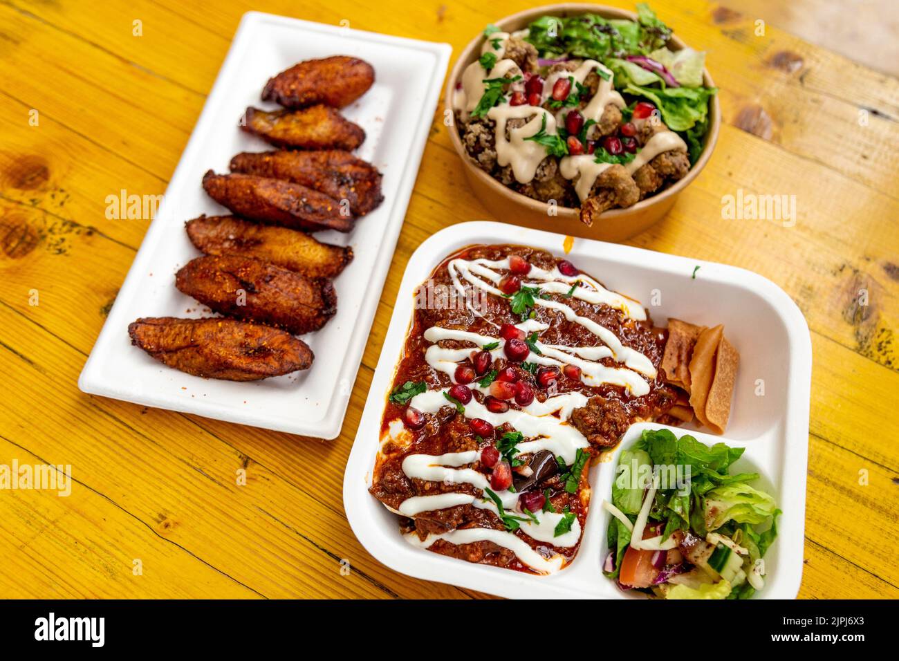 Selezione di piatti al mercato Metropolitano Elephant & Castle, piantine fritte e cavolfiore fritto arnabeet , Londra, Regno Unito Foto Stock