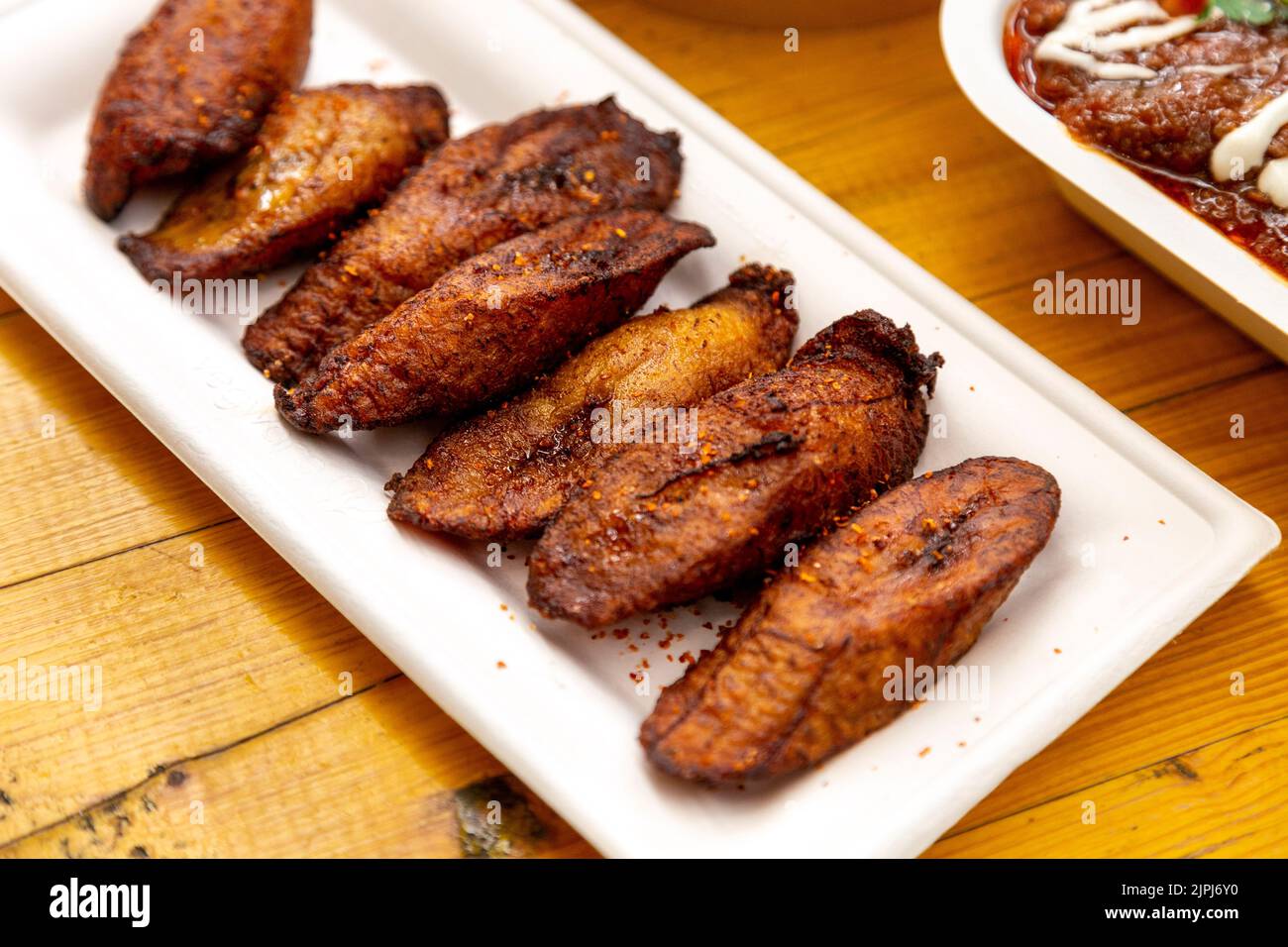 Piantina fritta allo Sticks & Ceviche Stall, mercato Metropolitano Elephant & Castle, Southwark, Londra, Regno Unito Foto Stock