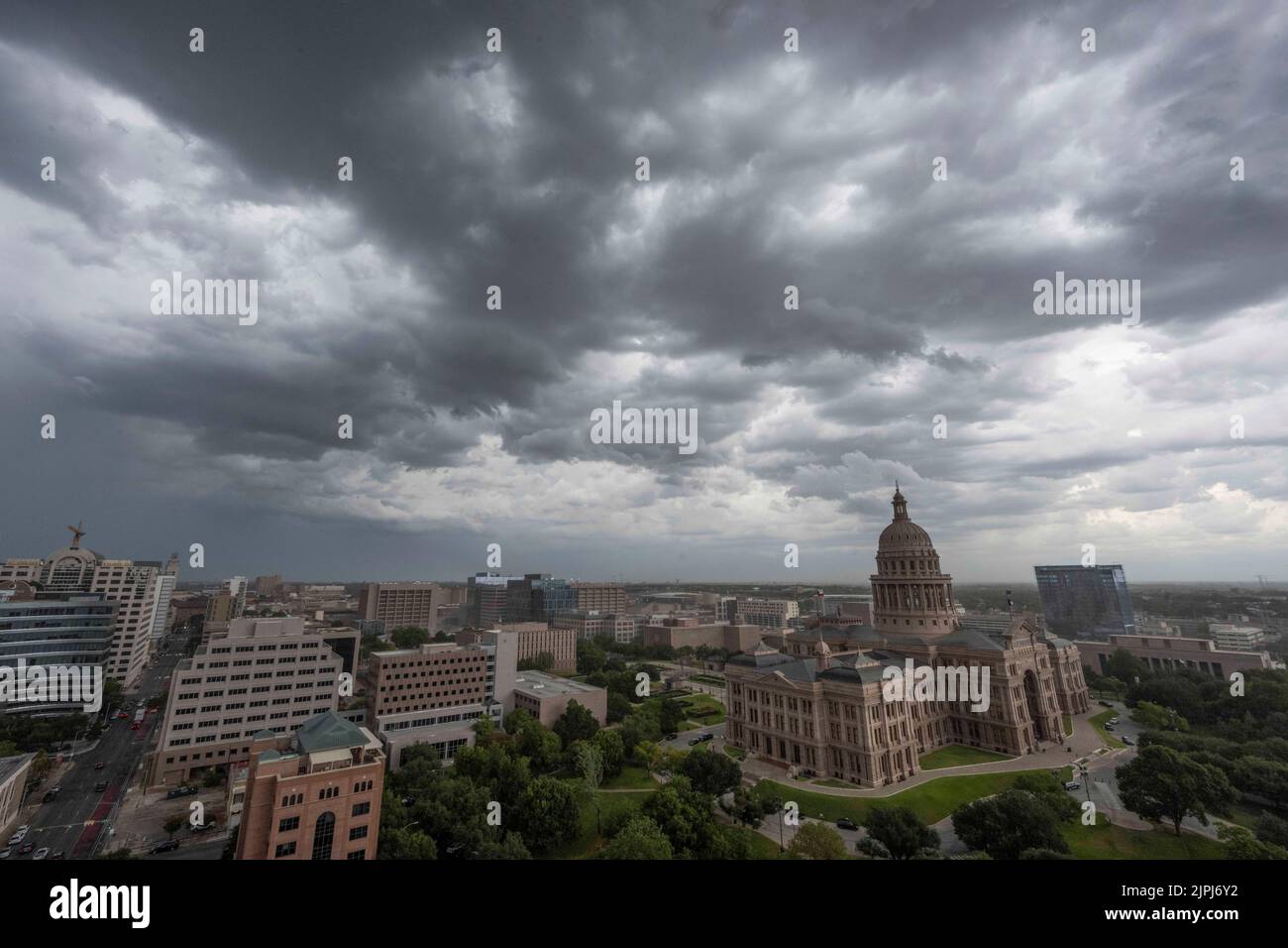 Austin Texas USA, agosto 18 2022: Le nuvole di tempesta si spostano sul Campidoglio del Texas, minacciando la zona con la sua prima pioggia misurabile in quasi due mesi. Poco dopo, una forte pioggia seguì. ©Bob Daemmrich Foto Stock