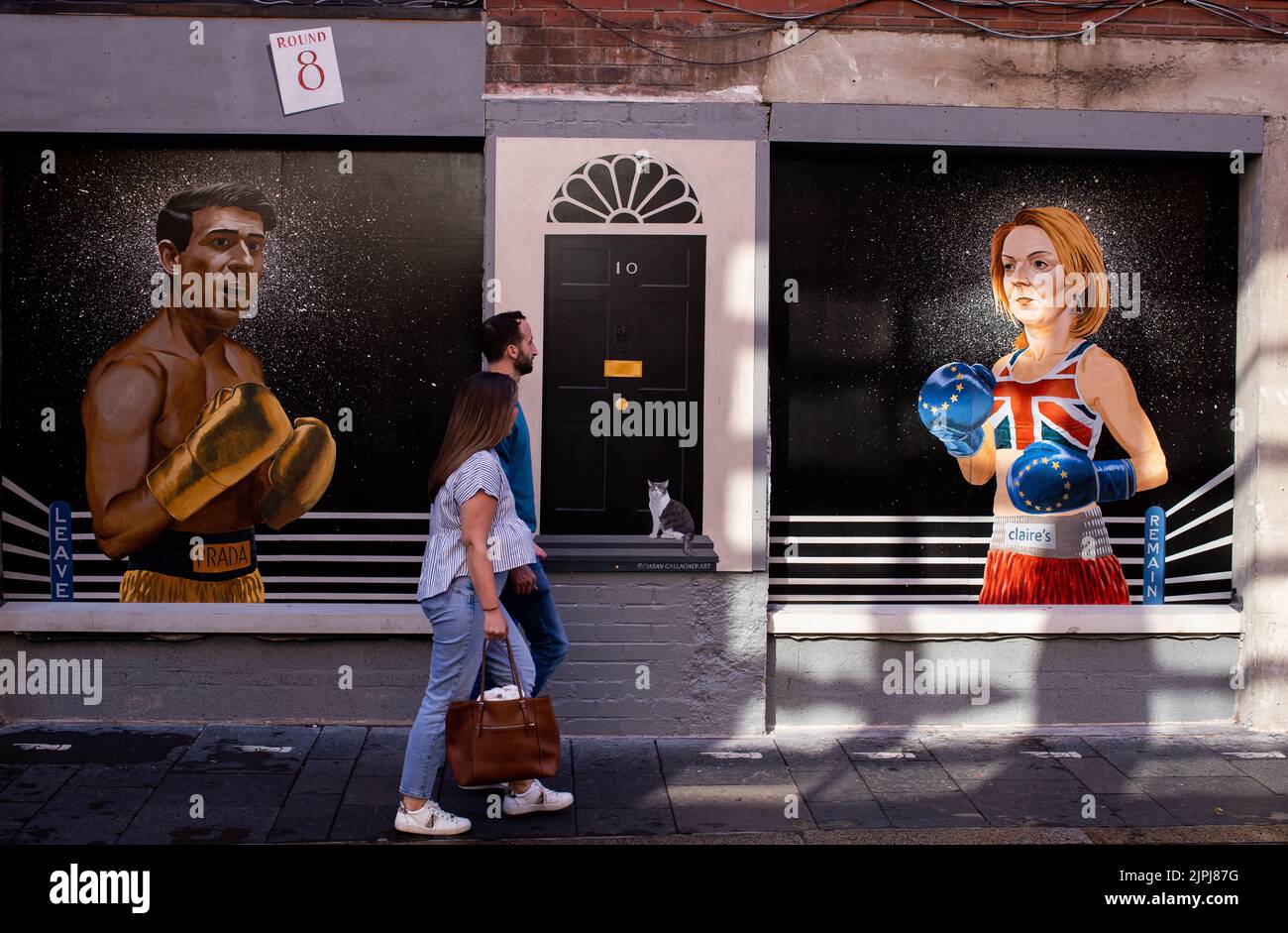 Un murale raffigurante il concorso di leadership del Partito conservatore tra Liz Truss e Rishi Sunak su Hill Street nel centro di Belfast, Irlanda del Nord. Foto Stock