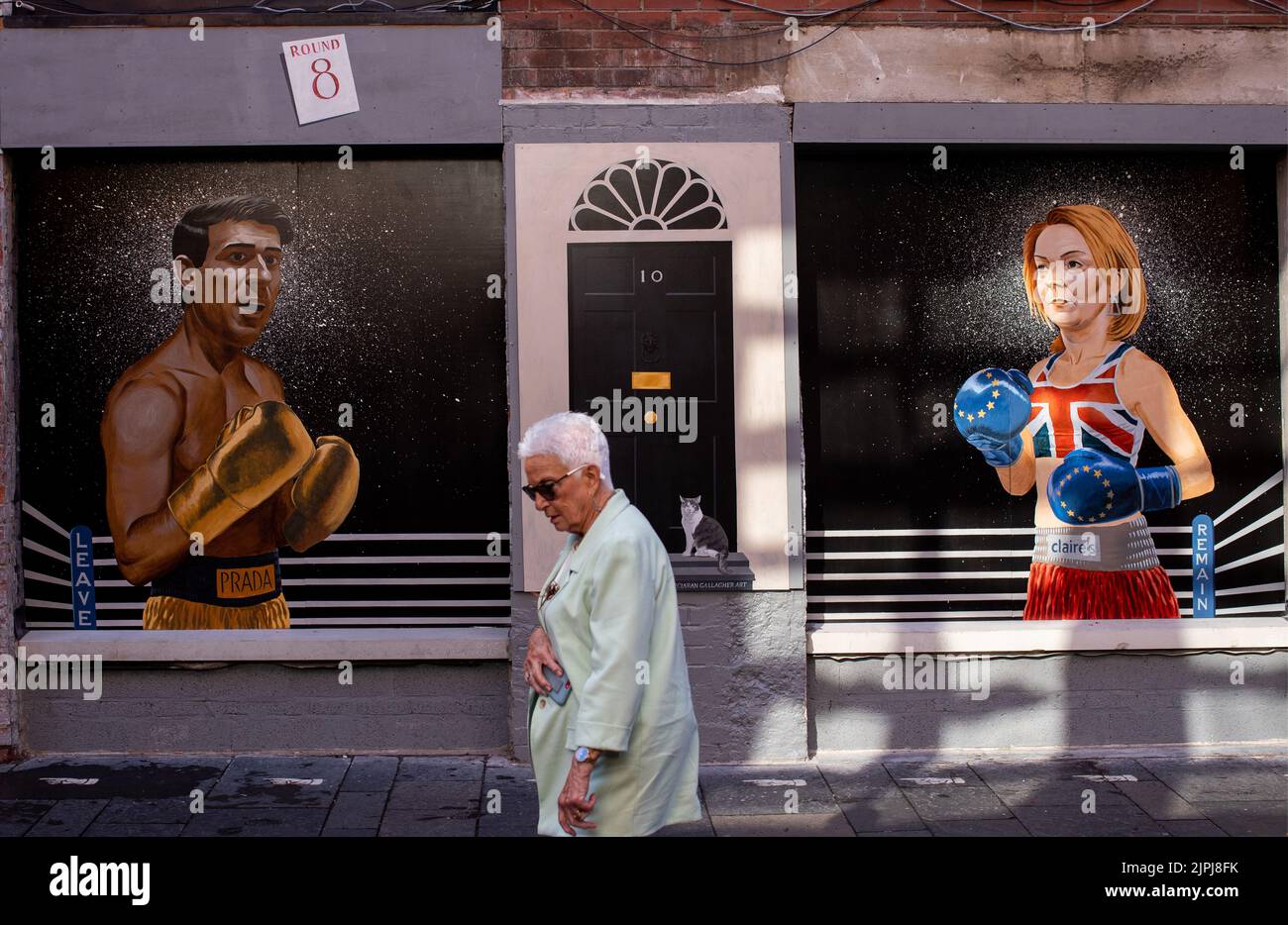 Un murale raffigurante il concorso di leadership del Partito conservatore tra Liz Truss e Rishi Sunak su Hill Street nel centro di Belfast, Irlanda del Nord. Foto Stock