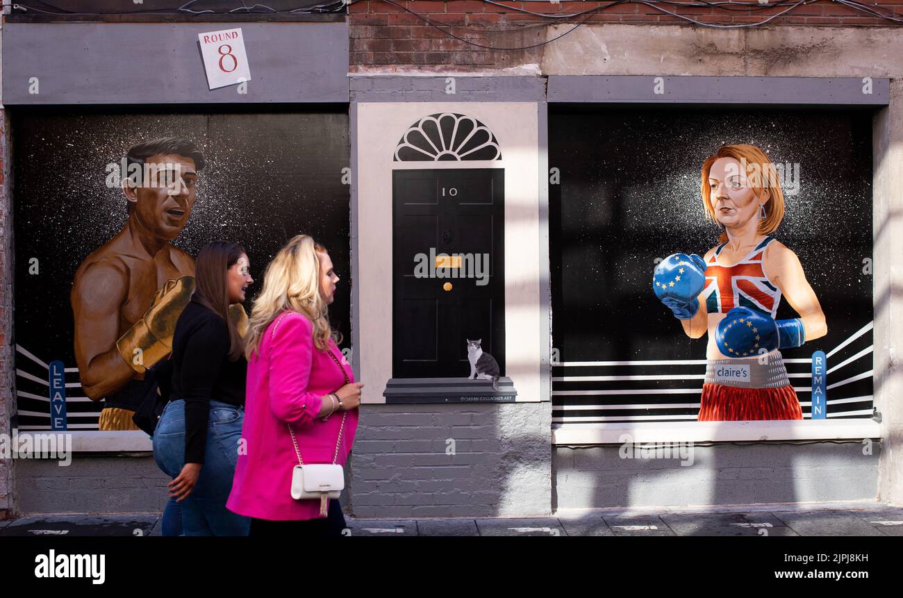 Un murale raffigurante il concorso di leadership del Partito conservatore tra Liz Truss e Rishi Sunak su Hill Street nel centro di Belfast, Irlanda del Nord. Foto Stock