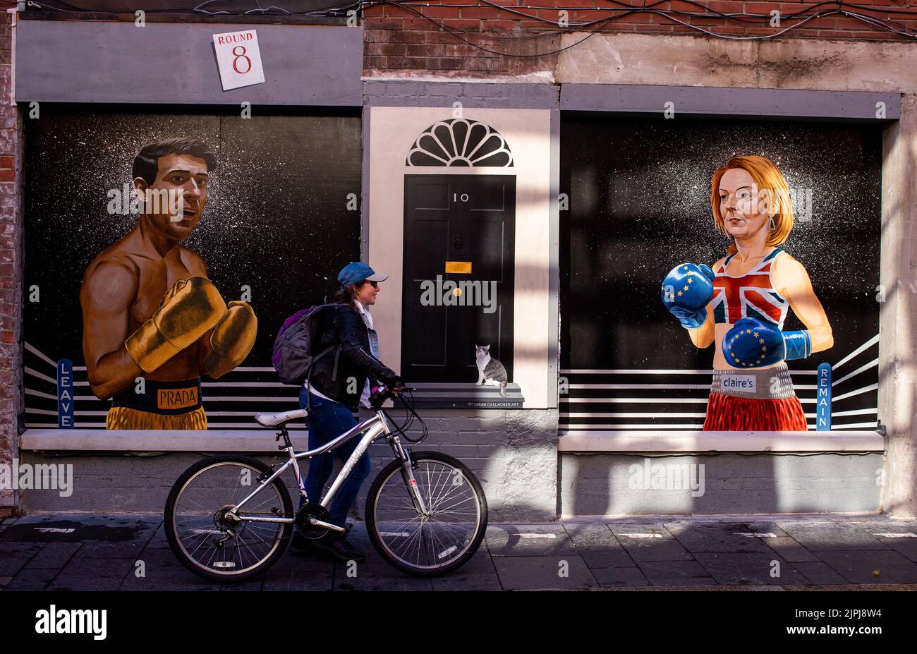 Un murale raffigurante il concorso di leadership del Partito conservatore tra Liz Truss e Rishi Sunak su Hill Street nel centro di Belfast, Irlanda del Nord. Foto Stock