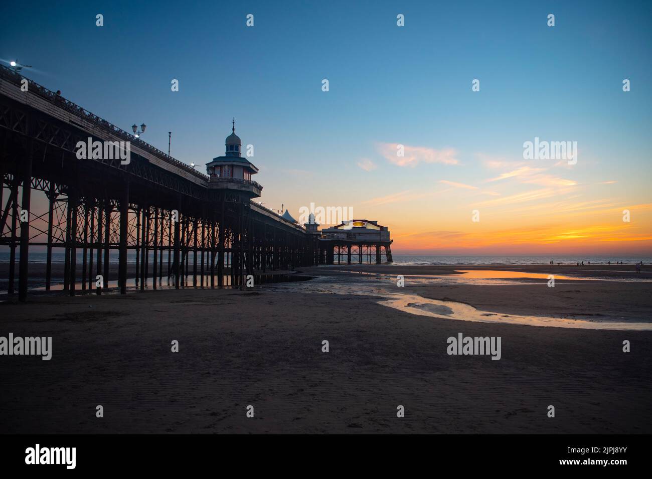 Blackpool - North Pier (con Joe Longthorne Theatre) al Tramonto - Destinazioni per le Vacanze estive nel Regno Unito, 2022 Foto Stock