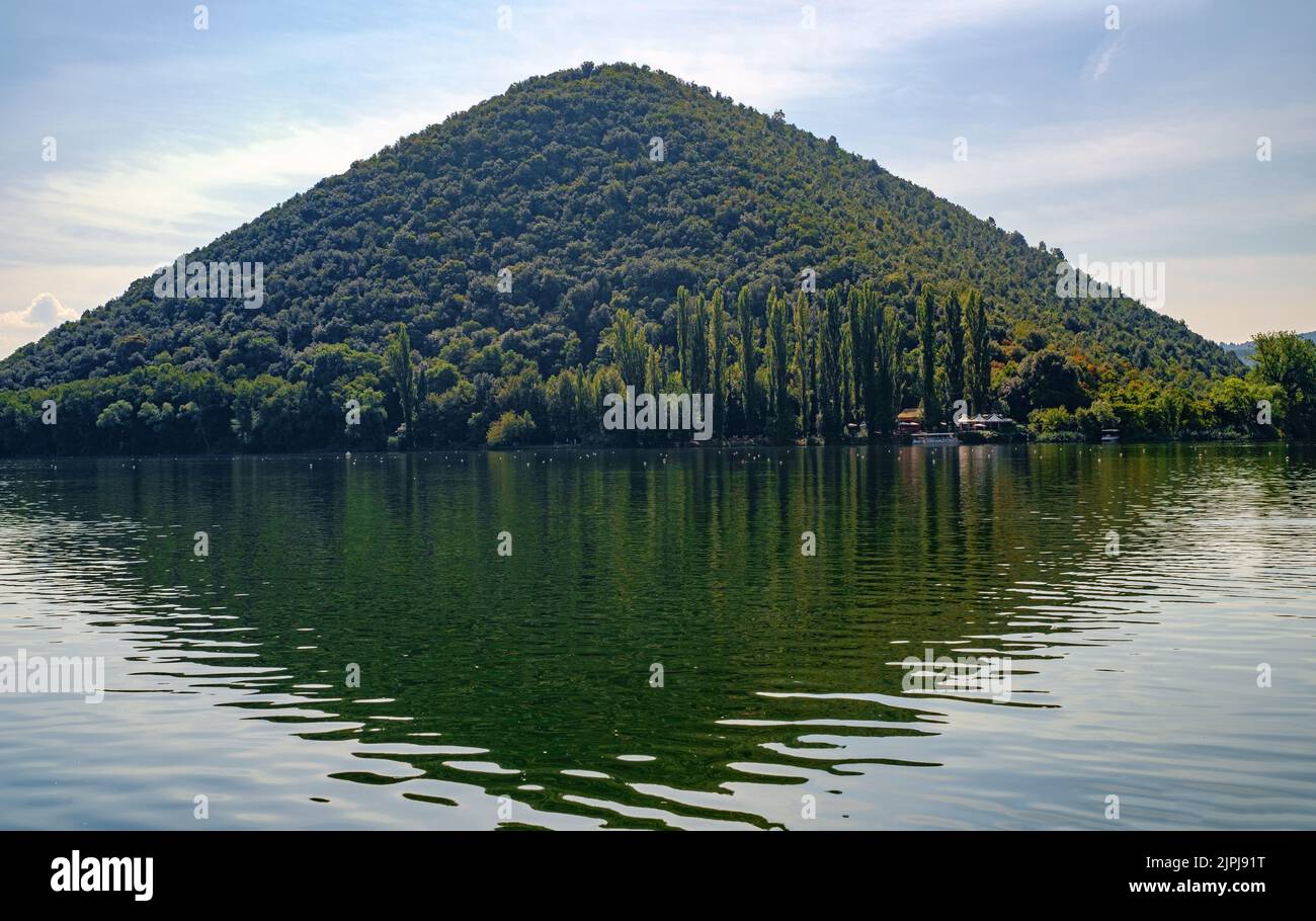 Il Monte Caperno a forma di cono si riflette sul lago di Piediluco. Provincia di Terni, Umbria, Italia Foto Stock