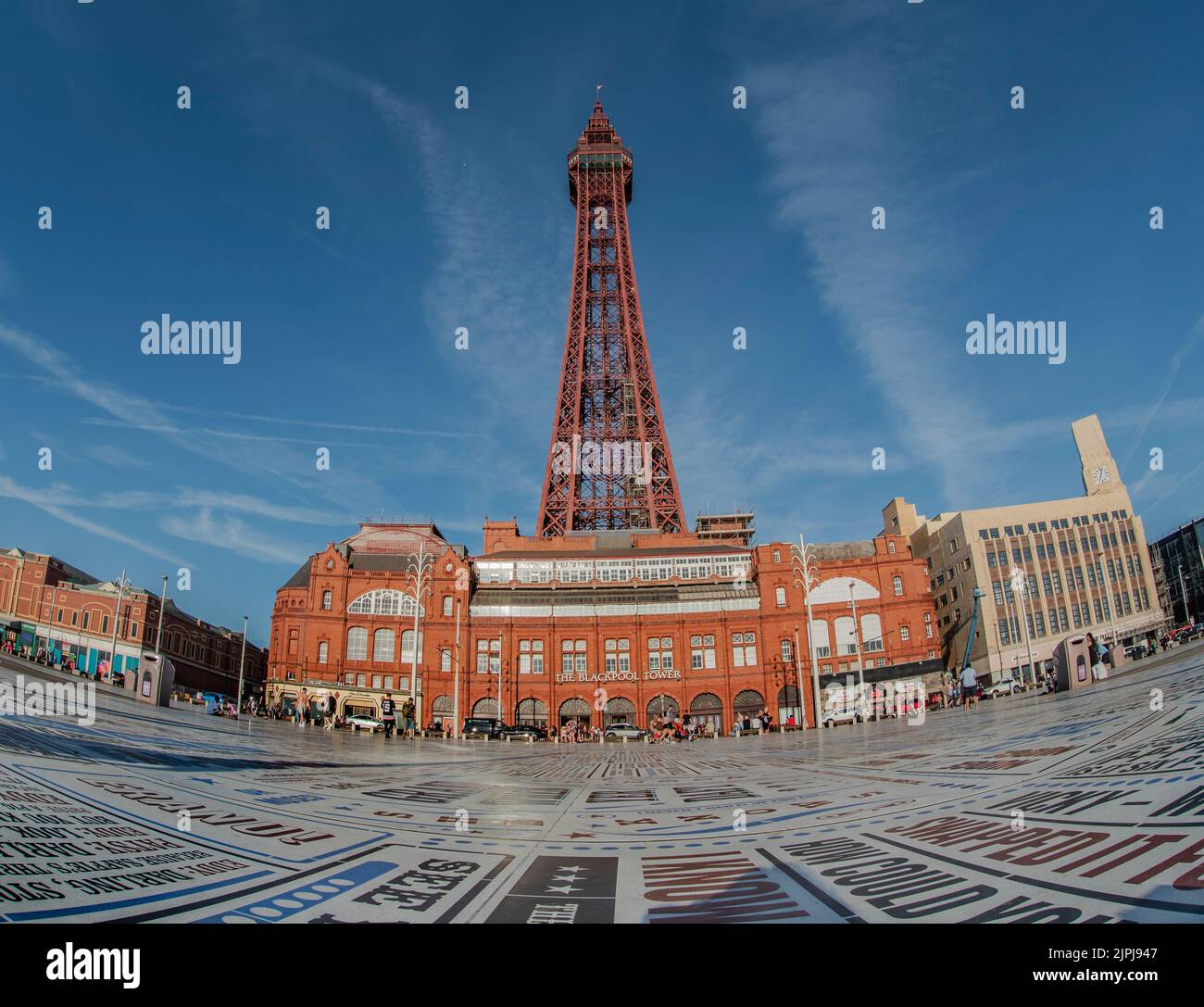 Blackpool Tower - guardando di fronte a Blackpool Promenade, destinazioni per le vacanze nel Regno Unito - Estate 2022 Foto Stock
