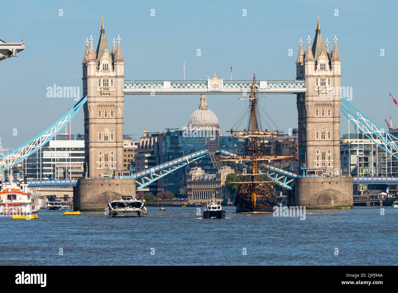 Goteborg di Svezia, replica a vela del svedese East Indiaman Goteborg i, passato sotto il Tower Bridge. Skyline di Londra, St. Pauls Dome Foto Stock