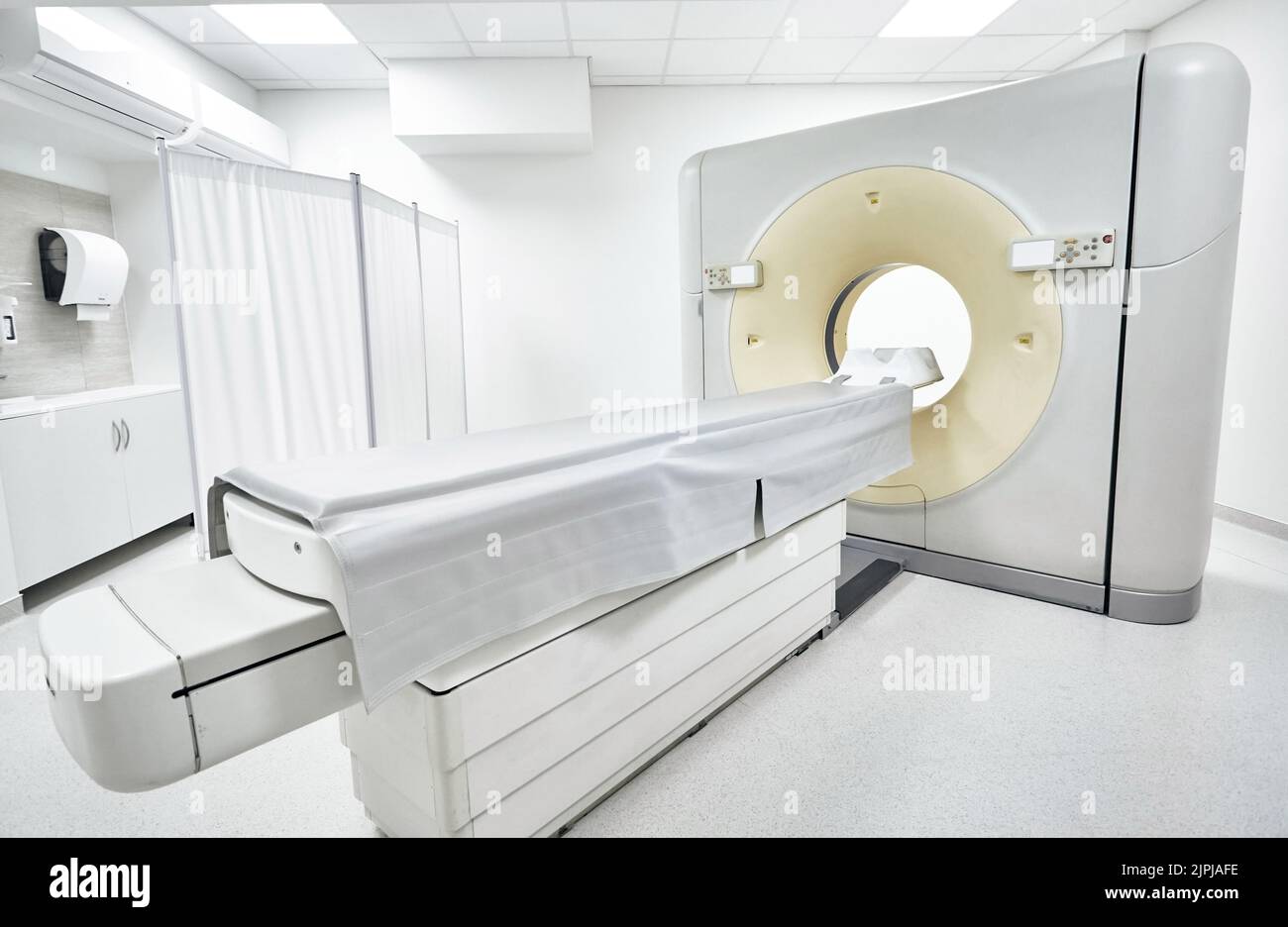 Scanner per tomografia computerizzata nel reparto di radiologia dell'ospedale. Scansione TC Foto Stock