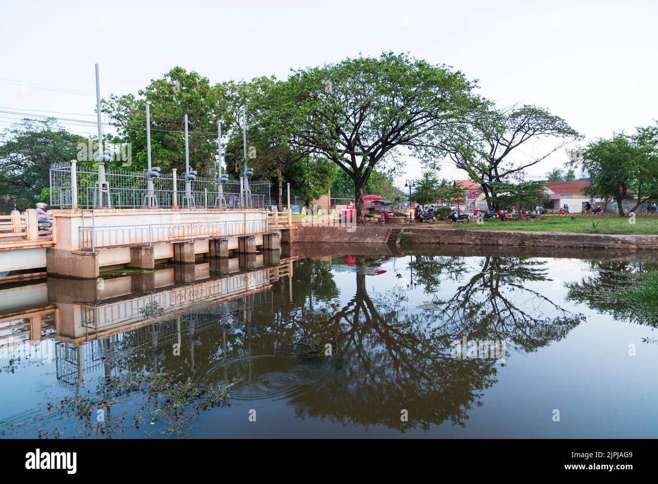 SIEM REAP - CAMBOGIA , 6 APRILE 2017. Vista del fiume Siem Reap che scorre attraverso Siem Reap e la vita locale. Foto Stock