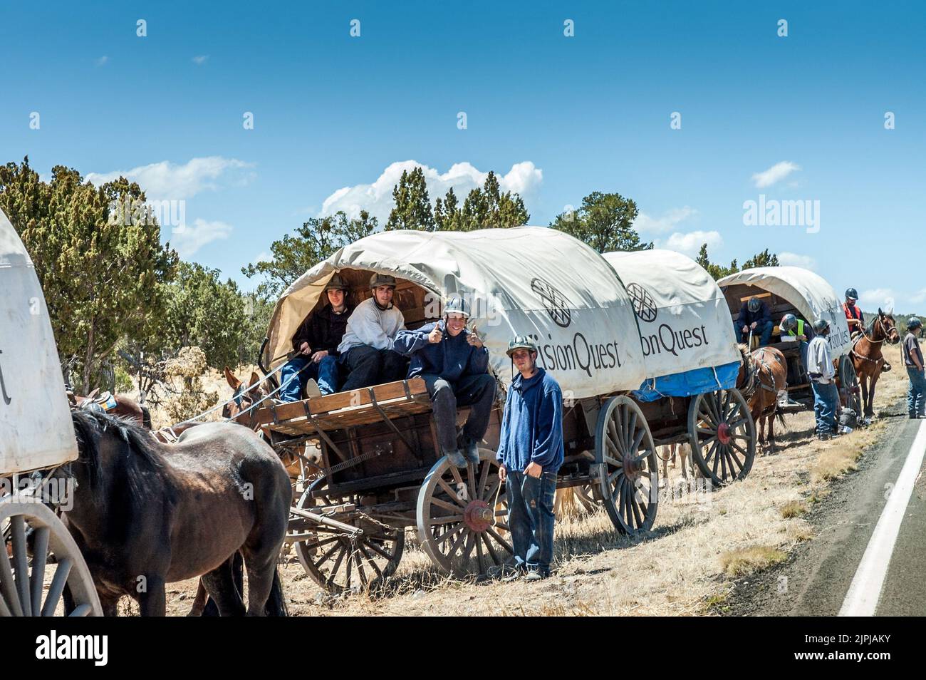 I giovani maschi che viaggiano su carri coperti trainati da muli sul Western states Wagon Train viaggi sono gestiti dalla Visionquest Foto Stock
