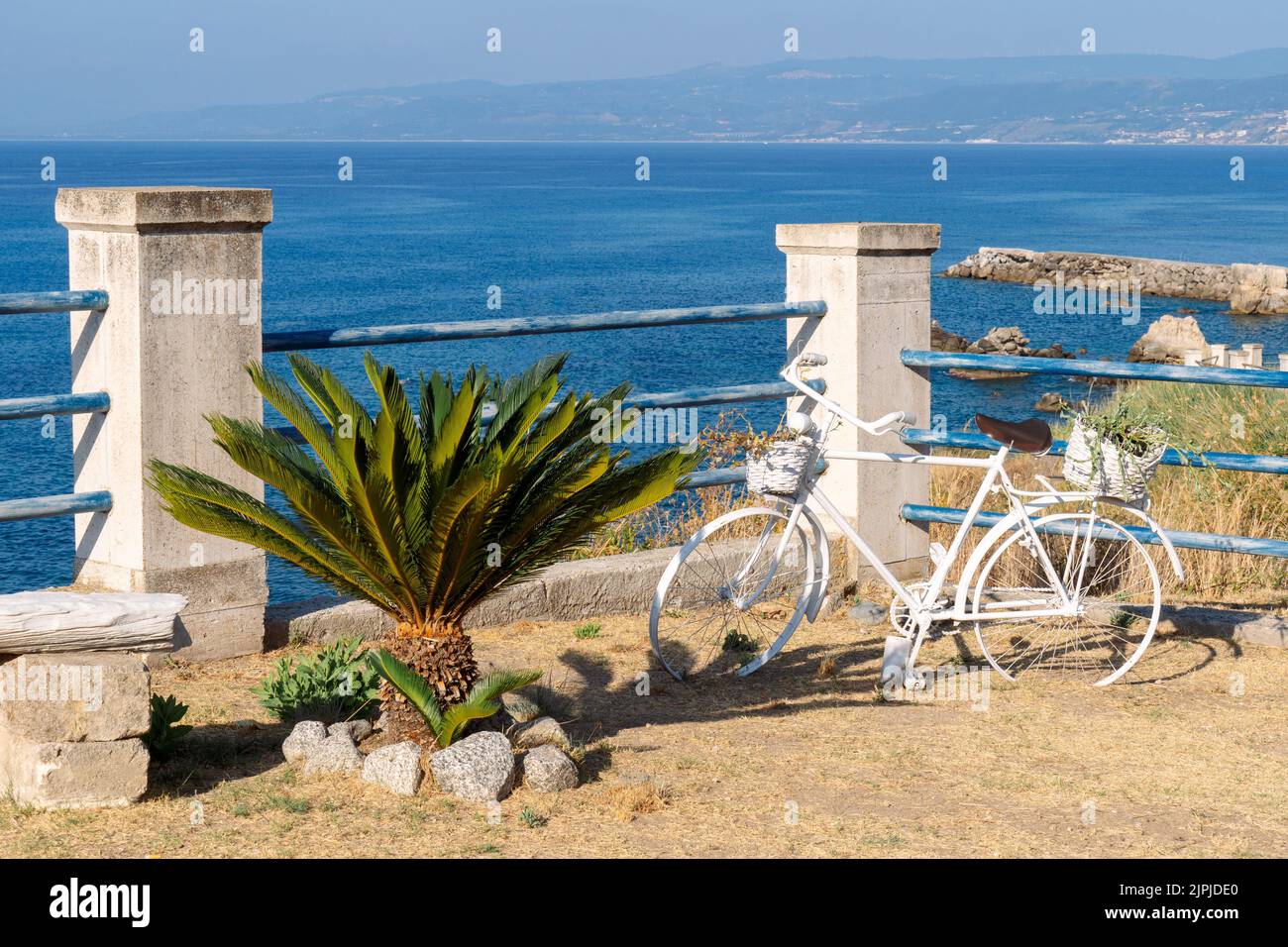 Piccola palma e antico cicale con decorazione floreale sul mare calabrese Foto Stock