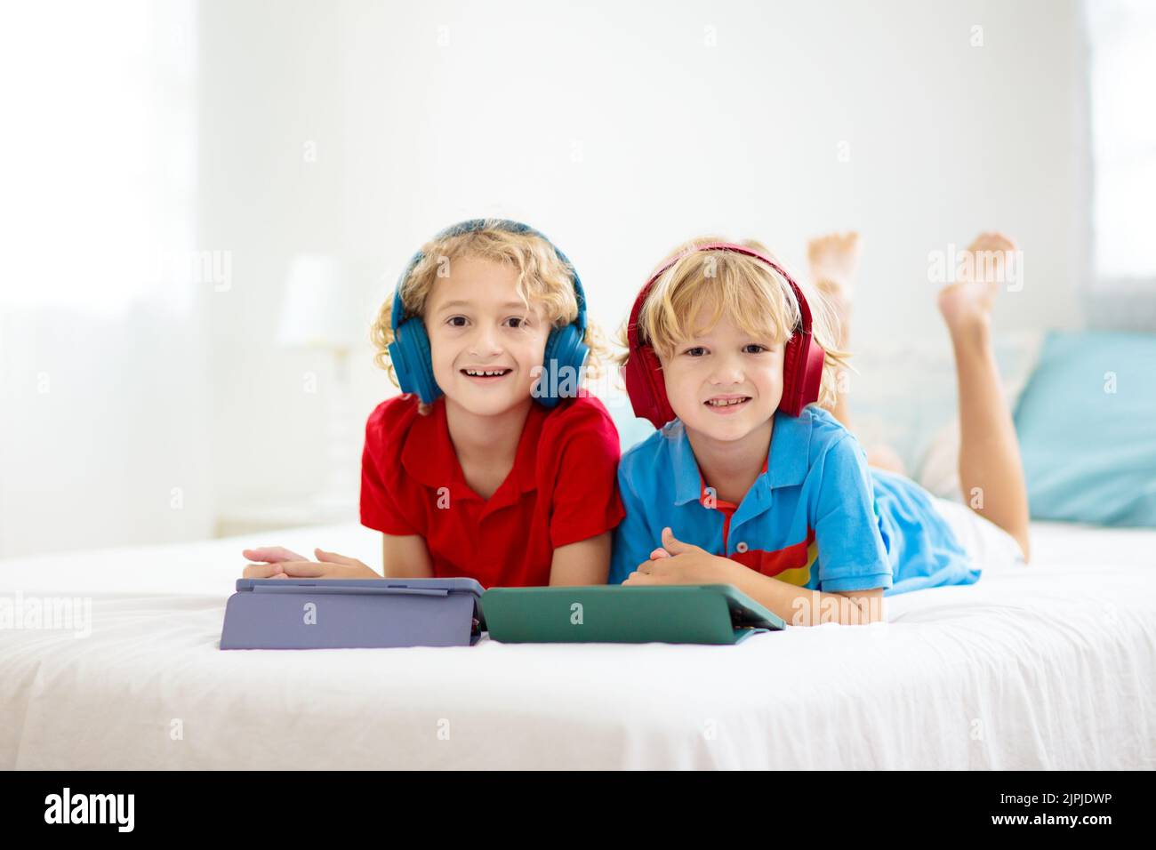 Bambino con tablet. I bambini studiano online. Dispositivo elettronico per l'apprendimento e lo studio a casa. Bambino con PC portatile. Foto Stock