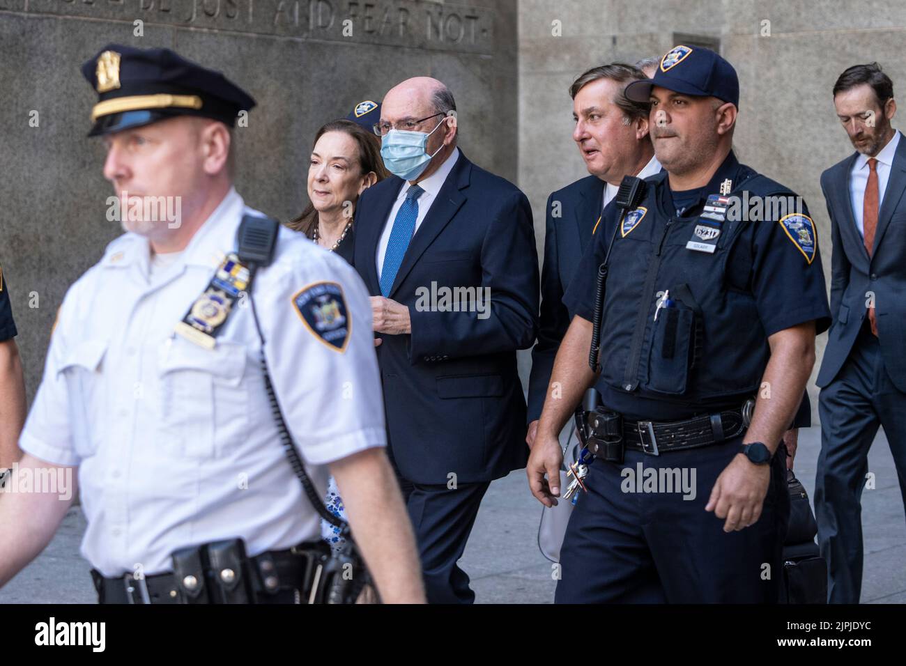 New York, NY - 18 agosto 2022: Allen Weisselberg, ex CFO dell'Organizzazione Trump, lascia il Tribunale penale di New York dopo essersi dichiarato colpevole di tutte le accuse Foto Stock