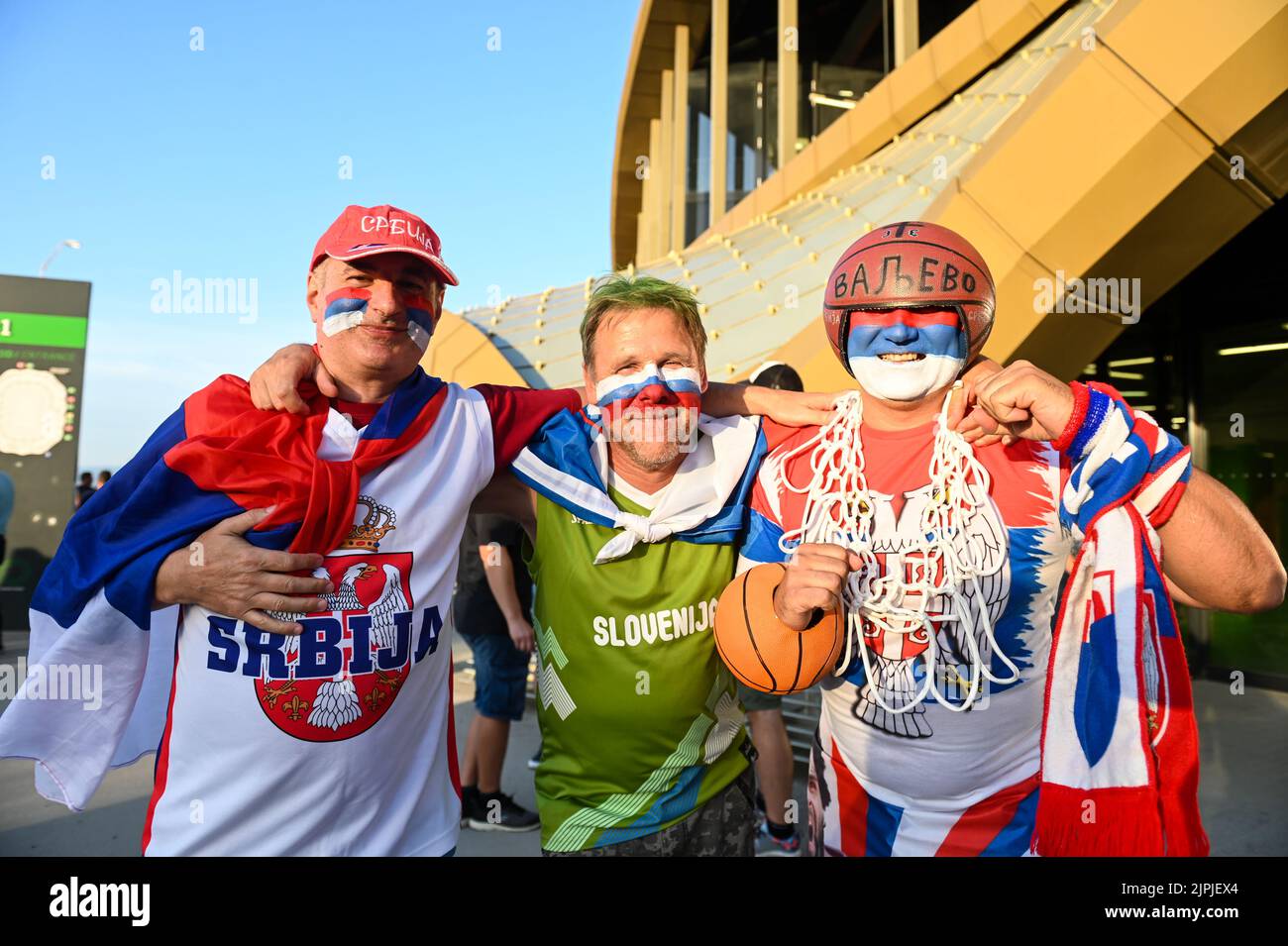 Ljubjlana, Slovenia. 17th ago, 2022. I fan serbi e sloveni posano per una foto durante il basket internazionale amichevole tra Slovenia e Serbia all'Arena Stozice. Credit: SOPA Images Limited/Alamy Live News Foto Stock