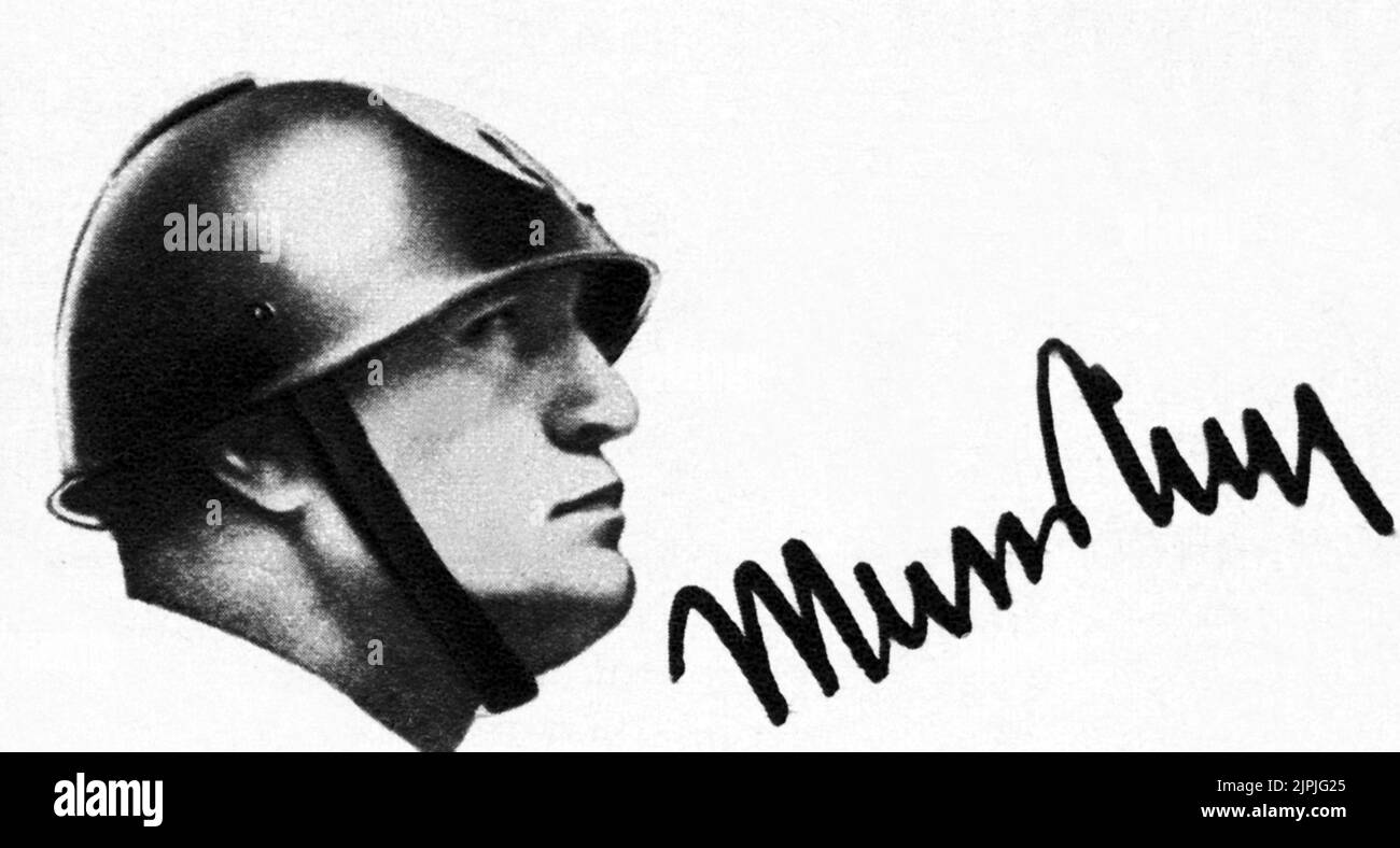 1930, ITALIA : il fascista italiano Duce BENITO MUSSOLINI - FASCISTA - FASCISMO - profilo - profilo - casco - elmetto - firma - firma - autografo - autographe ---- Archivio GBB Foto Stock