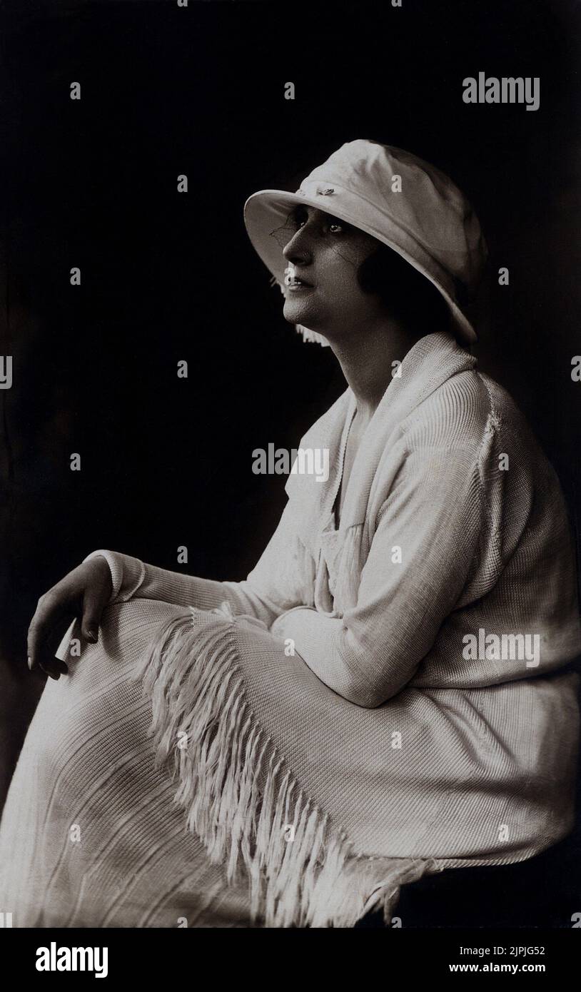 1924 ca., ITALIA : l'attrice teatrale italiana VERA VERGANI ( 1895 - 1989 ), Uno dei preferiti da Luigi Pirandello e Gabriele D'Annunzio - ATTRICE - TEATRO - RITRATTO - ritratto - profilo - profilo - veletta - velo - Annunzio - D' Annunzio - abito bianco - abito bianco - abito bianco - cappello - cappello - ANNI venti - 20's - '20 ---- Archivio GBB Foto Stock