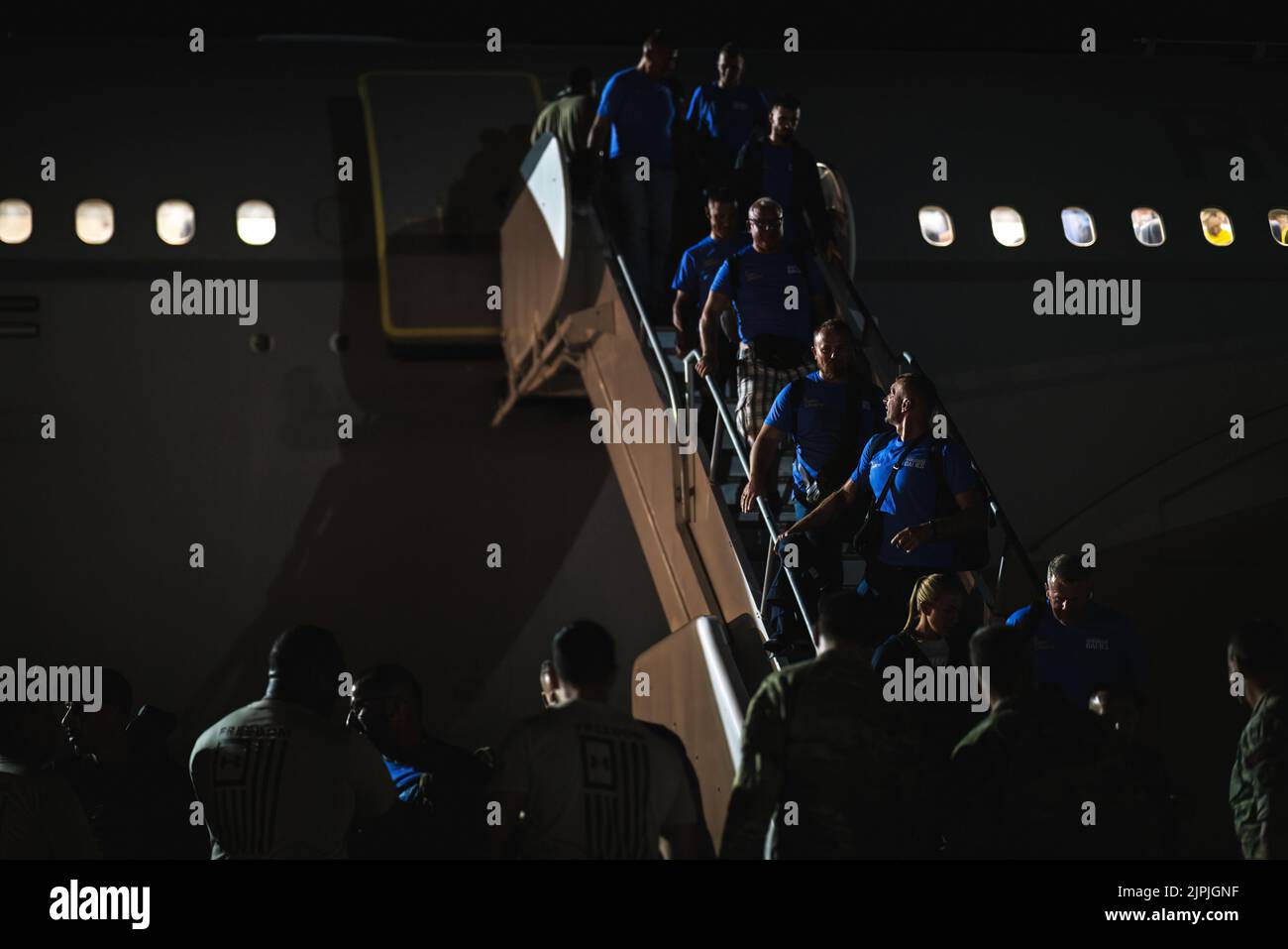 Gli atleti guerrieri feriti ucraini arrivano sulla linea di volo alla base dell'aeronautica militare di MacDill, Florida, 17 agosto 2022. Più di 60 atleti ucraini, famiglie, allenatori, assistenti e personale si sono recati a MacDill AFB durante il tragitto per Orlando, dove si contenderanno nei 2022 Department of Defense Warrior Games tenutisi all'ESPN Wide World of Sports Complex, dal 19 al 28 agosto. I Warrior Games sono composti da circa 300 membri del servizio attivo feriti, malati e feriti e veterani che parteciperanno a una serie di eventi sportivi adattivi e rappresenteranno l'esercito degli Stati Uniti, il corpo dei Marine, la Marina militare, l'aeronautica militare e lo Special Foto Stock