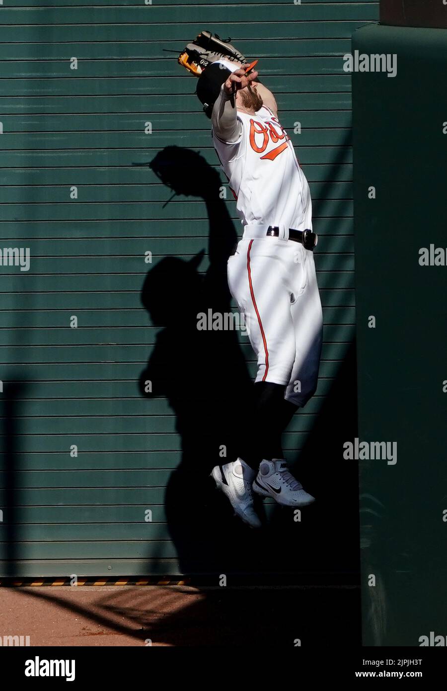 Baltimora, Stati Uniti. 18th ago, 2022. BALTIMORA, MD - 18 AGOSTO: Baltimore Orioles Left Fielder Ryan McKenna (26) fa un gioco prima di sciacchiarsi intorno al muro nel campo destro durante una partita di MLB tra i Baltimore Orioles e i Chicago Cubs, il 18 agosto 2022, presso Orioles Park a Camden Yards, a Baltimora, Maryland. (Foto di Tony Quinn/SipaUSA) Credit: Sipa USA/Alamy Live News Foto Stock