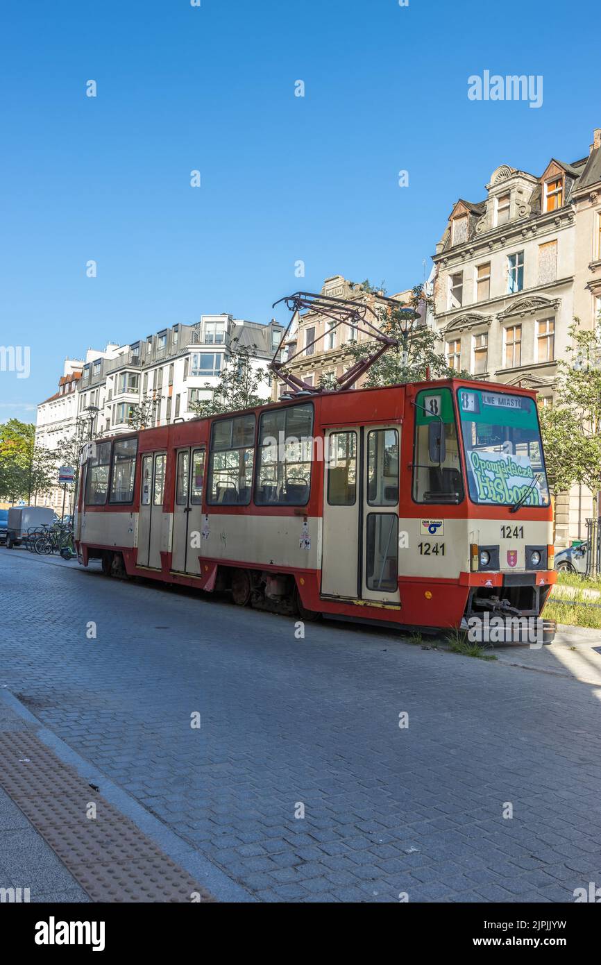Un vetrical shot di vecchio tram rosso nel museo di Danzica, Polonia Foto Stock