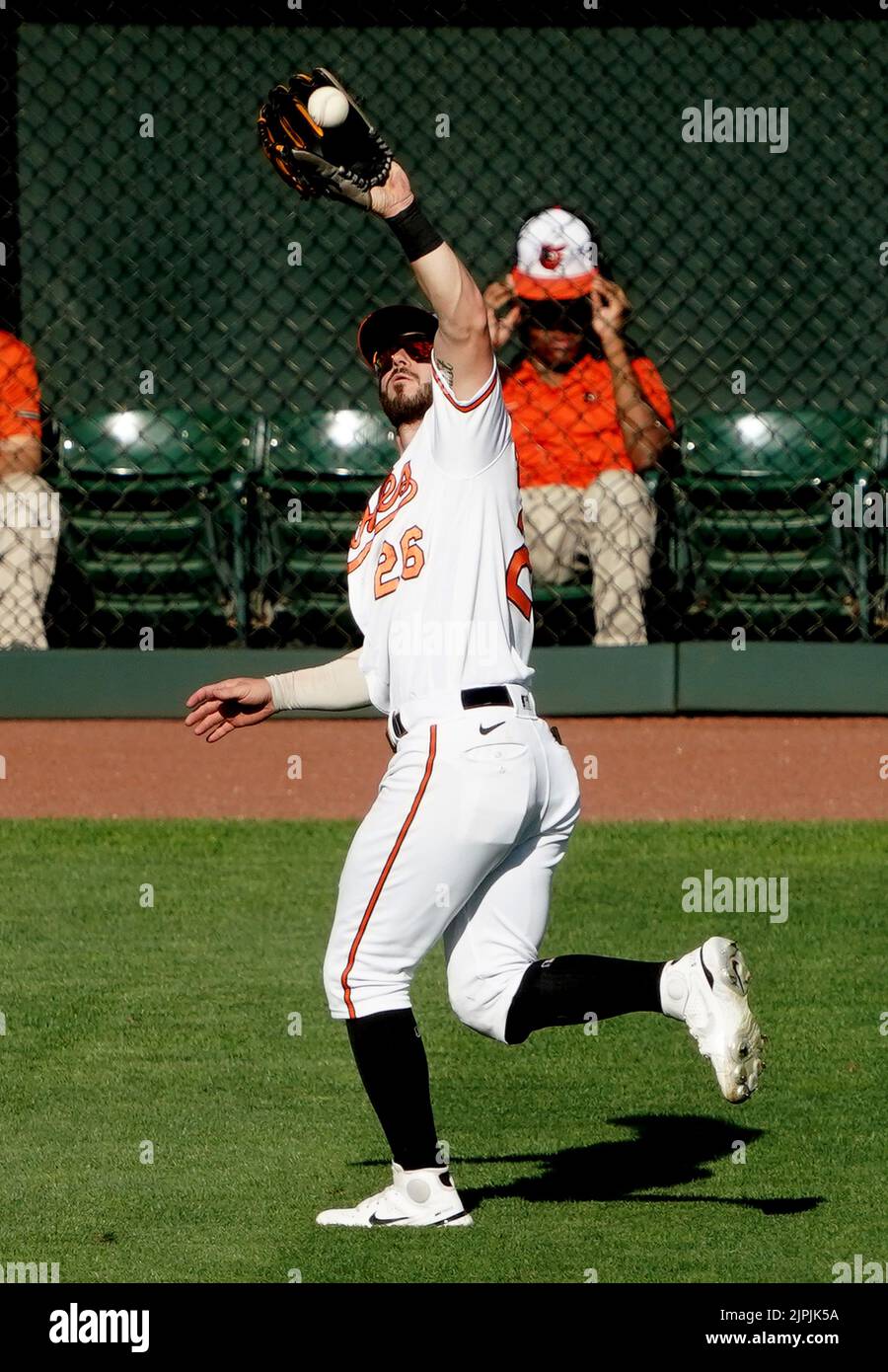 Baltimora, Stati Uniti. 18th ago, 2022. BALTIMORA, MD - 18 AGOSTO: Baltimore Orioles ha lasciato il campo Ryan McKenna (26) si gira per fare una partita durante una partita di MLB tra i Baltimore Orioles e i Chicago Cubs, il 18 agosto 2022, all'Orioles Park a Camden Yards, a Baltimora, Maryland. (Foto di Tony Quinn/SipaUSA) Credit: Sipa USA/Alamy Live News Foto Stock