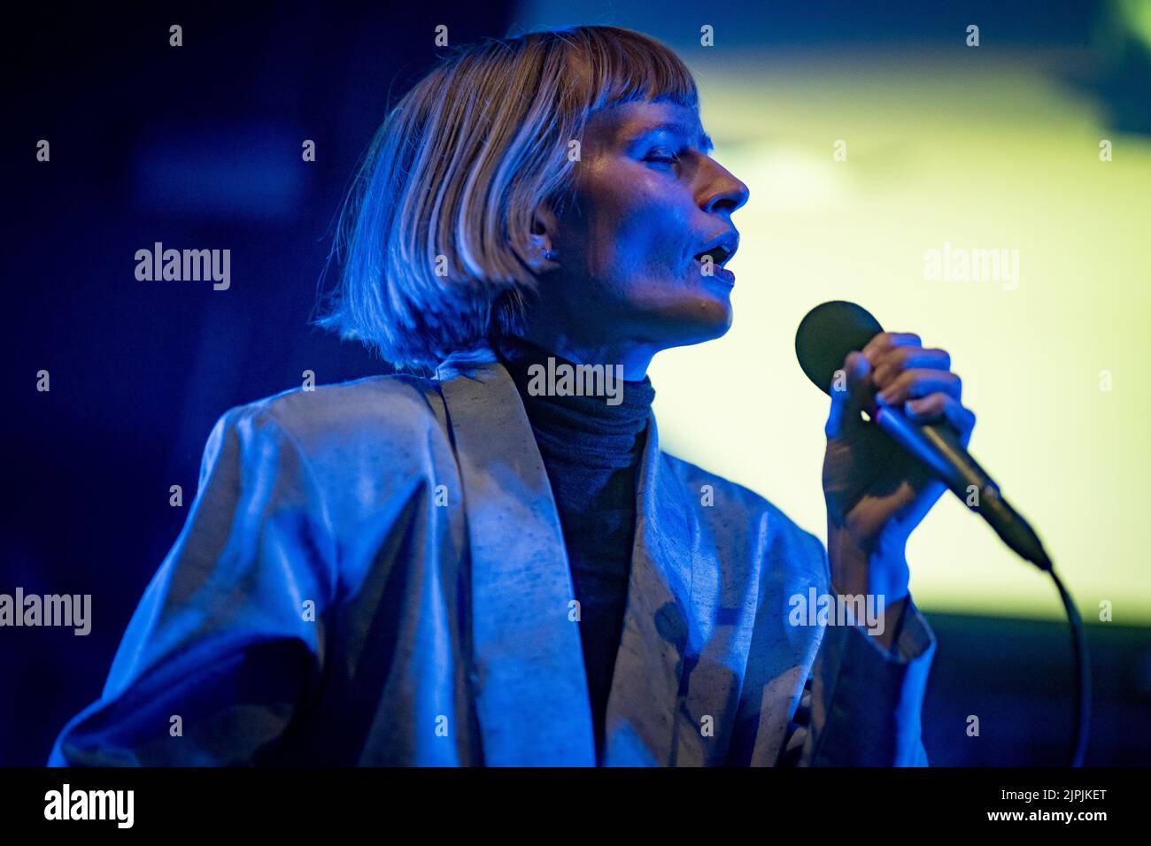 Edimburgo, Scozia. Gio 18 Agosto 2022. Jenny Hval, cantautore norvegese, è sul palco di Summerhall nell'ambito dell'Edinburgh Fringe Festival del 2022. Ha pubblicato otto album solisti, due sotto l'alias Rockettothesky e sei sotto il suo nome. Il suo album più recente, intitolato "Classic Objects", è stato pubblicato nel marzo del 2022 con l'iconica etichetta discografica 4AD. Foto Stock