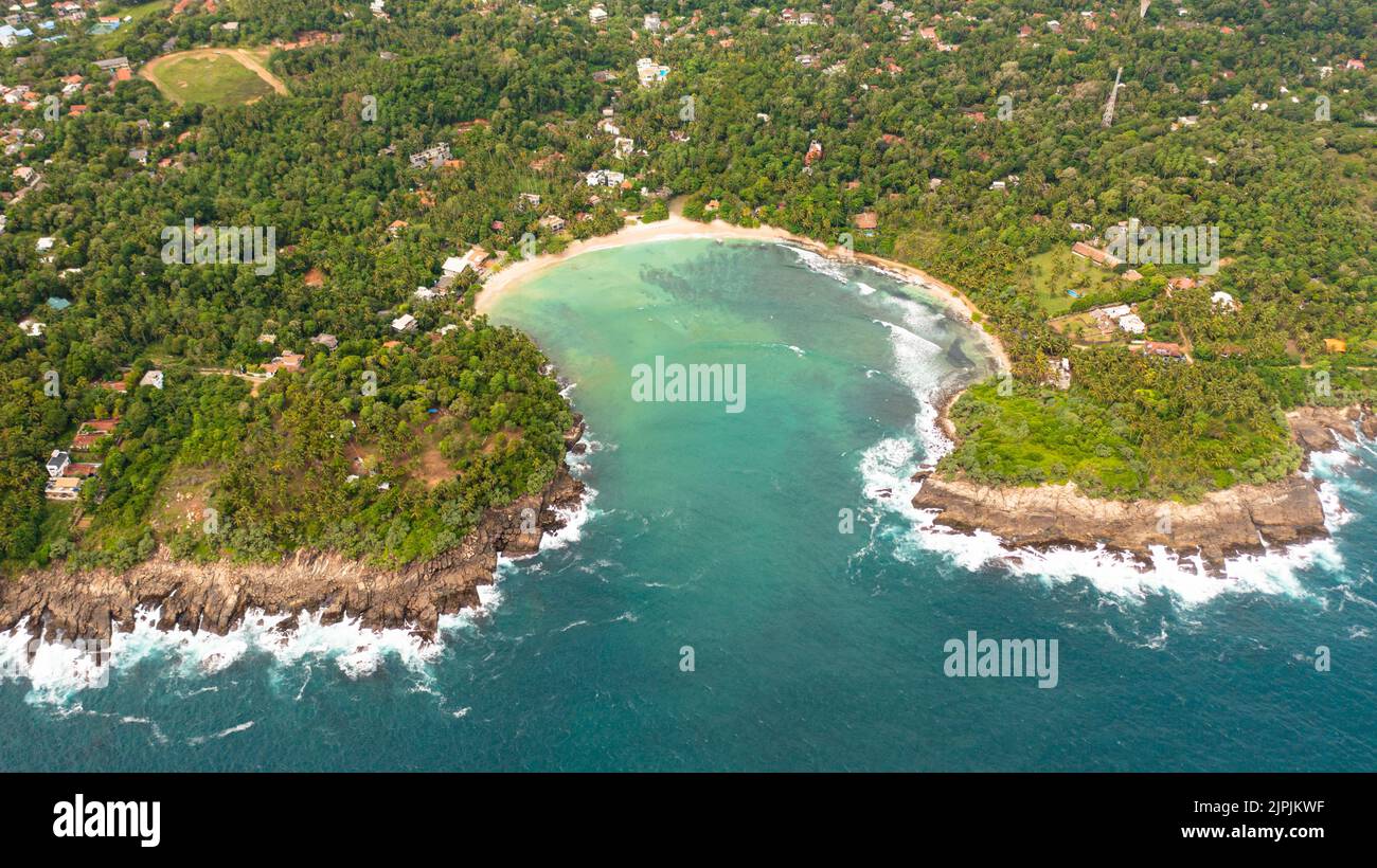 Una spiaggia di Hiriketiya in una laguna tra palme. Sri Lanka. Foto Stock